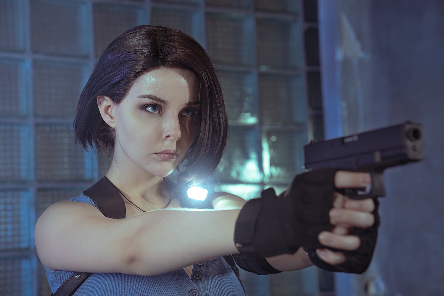 Model Cosplay Women Indoors Looking At The Side Jill Valentine Resident Evil 3 Gun Aiming Shoulder L 1500x1000