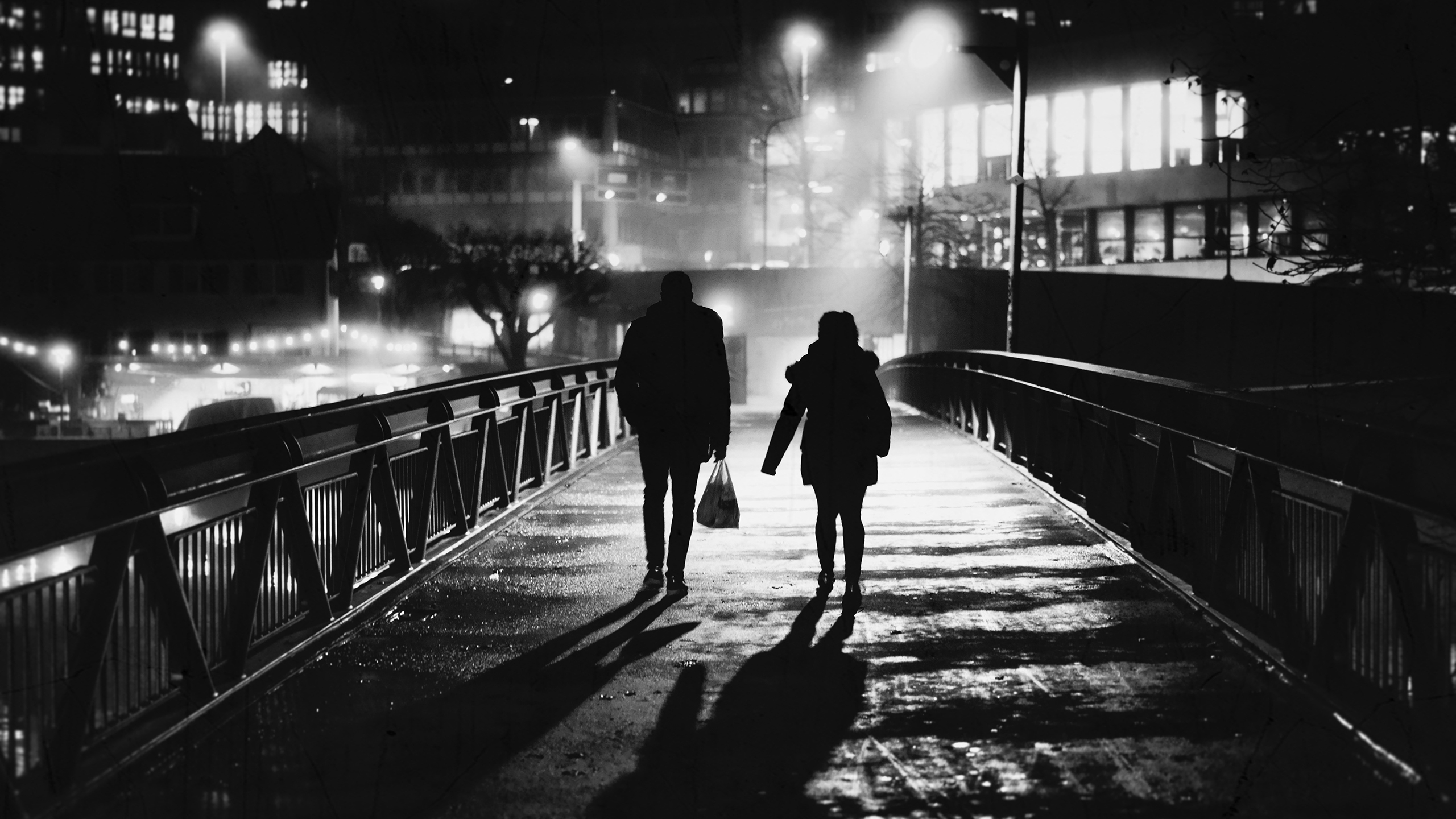 Silhouette Couple Walking Night Daniel Drewniak 2560x1440