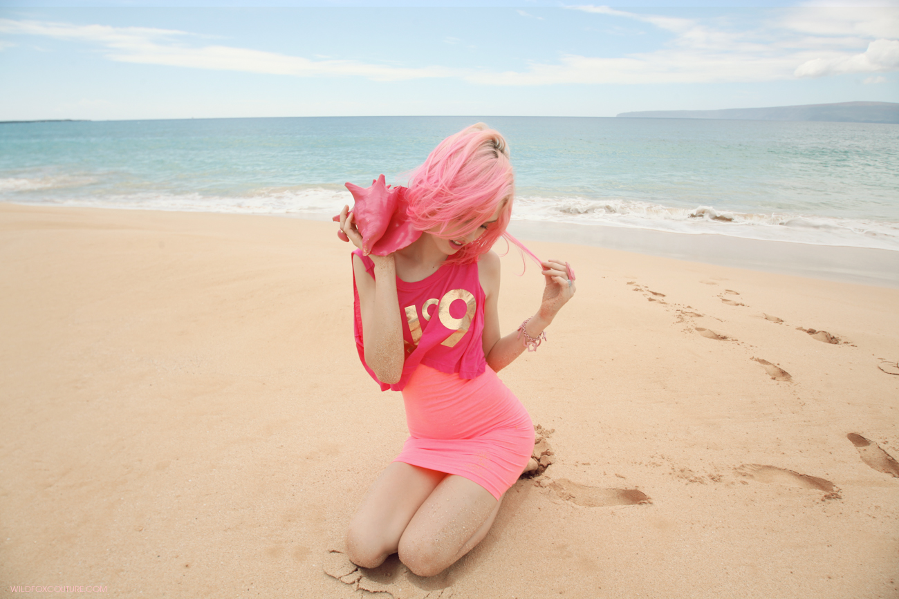 Charlotte Free Women Model Pink Hair 1300x867