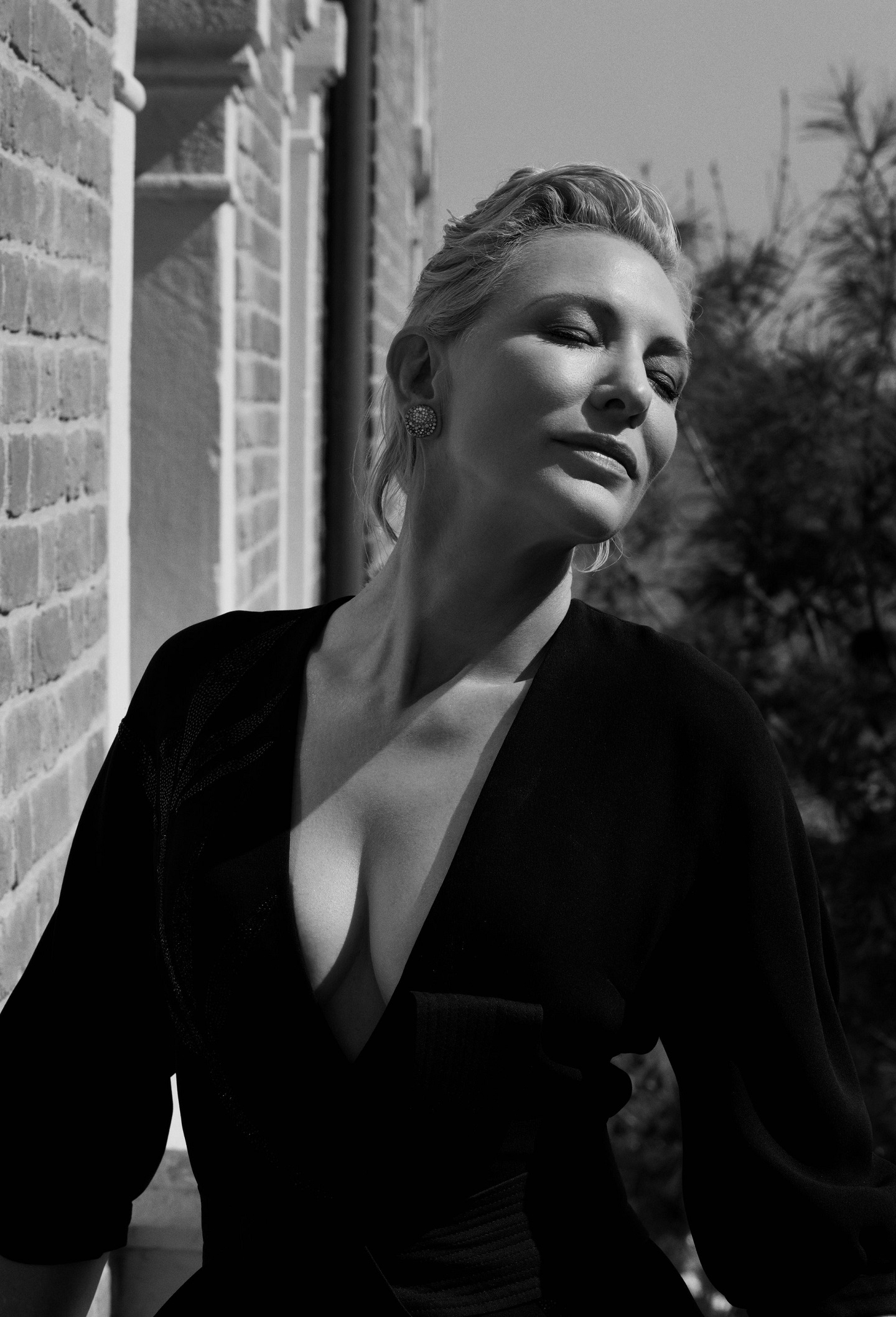 Cate Blanchett Women Closed Eyes Short Hair Outdoors Bricks Monochrome Actress Women Outdoors Face 1440x2117