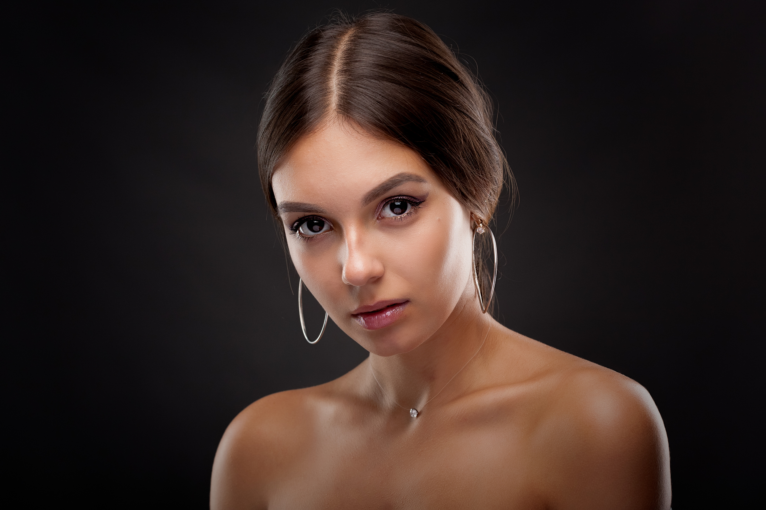 Women Makeup Eyeshadow Eyeliner Looking At Viewer Lip Gloss Jewelry Earrings Hoop Earrings Necklace  2500x1666