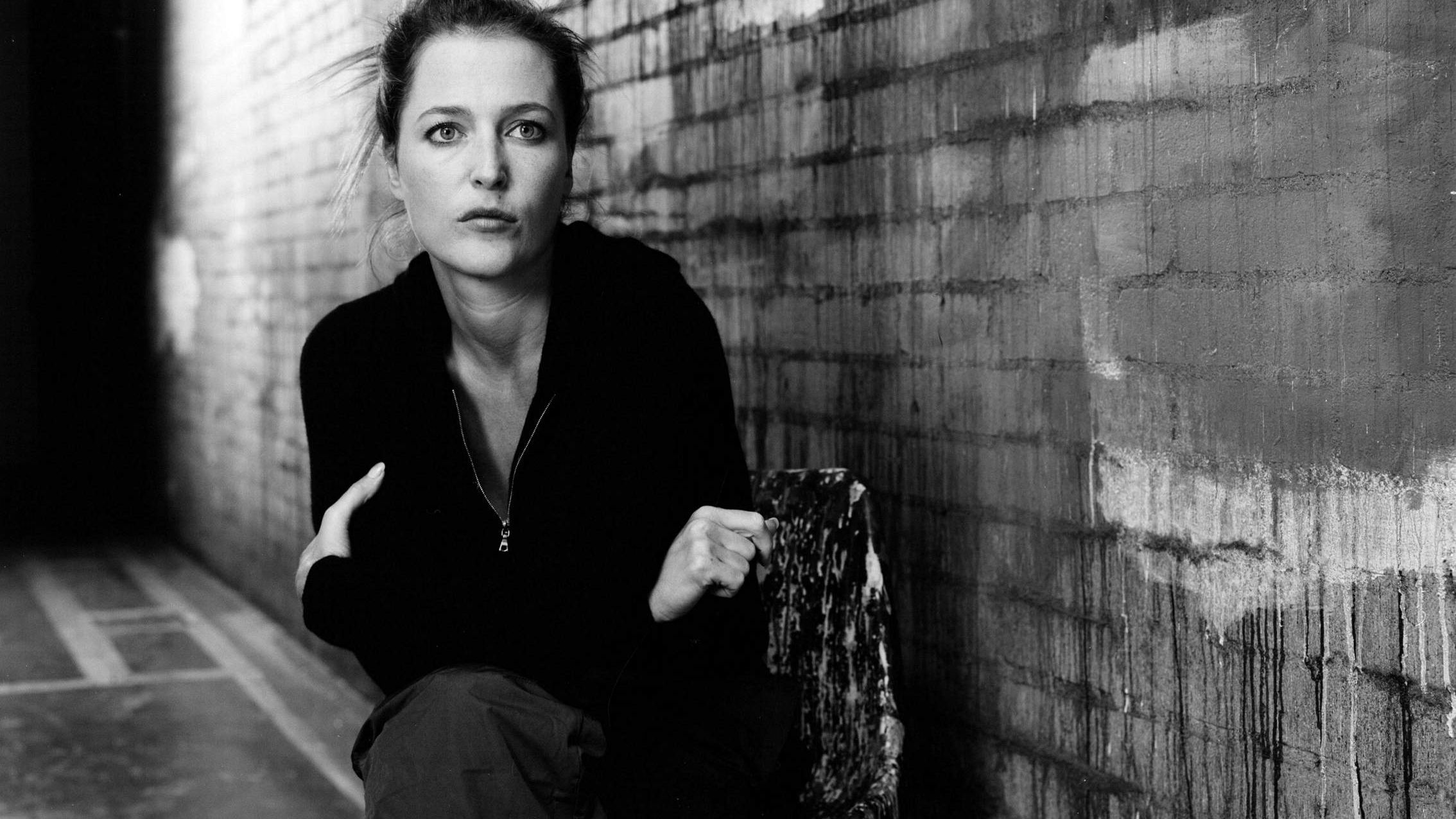 Gillian Anderson Actress Monochrome 2268x1276