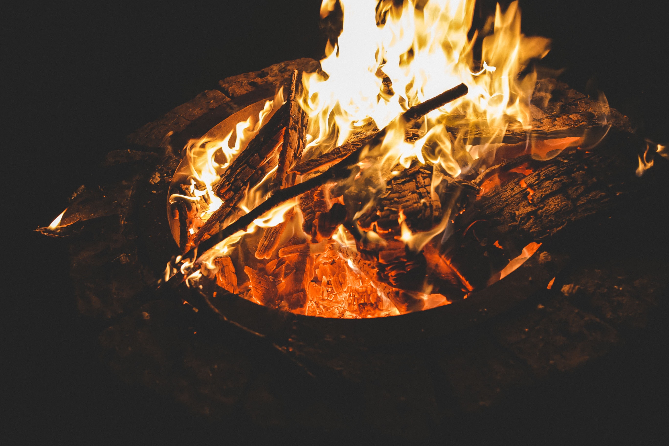 Burning Wood Fire Firepit 2736x1824