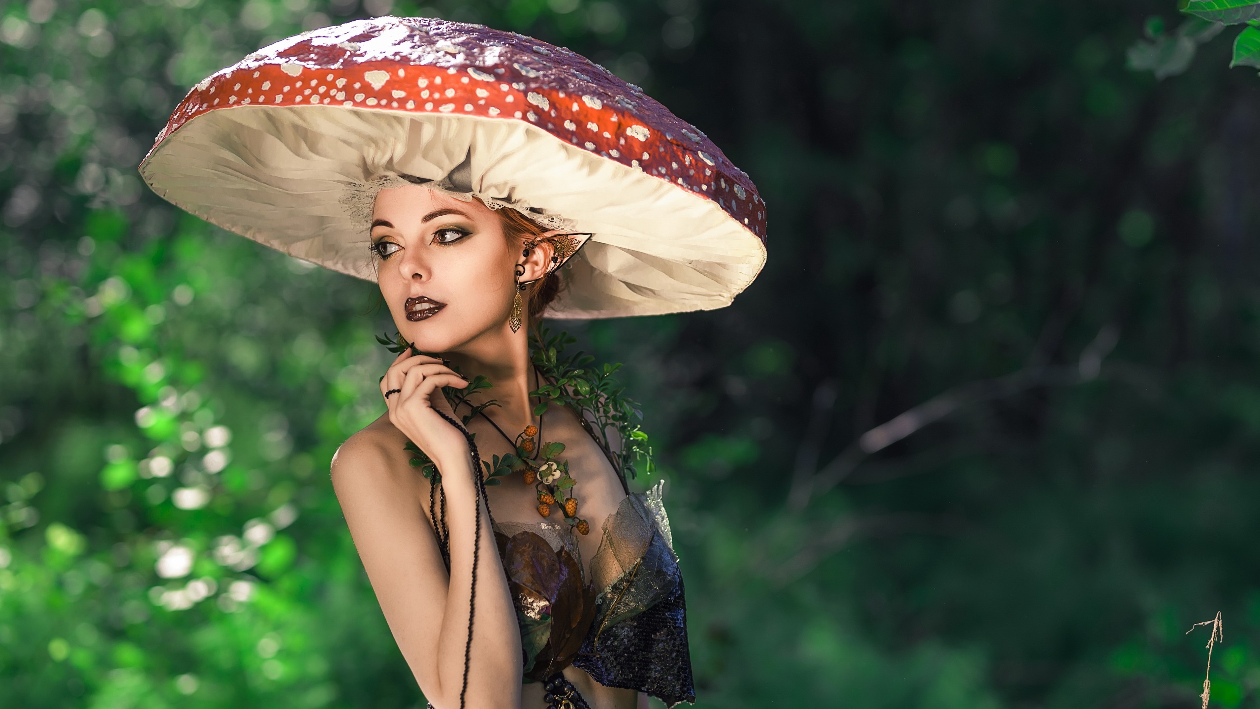 Women Model Outdoors Hat Women With Hats Funny Hats Looking Away Makeup Plants Lipstick Eyeliner Poi 2560x1440