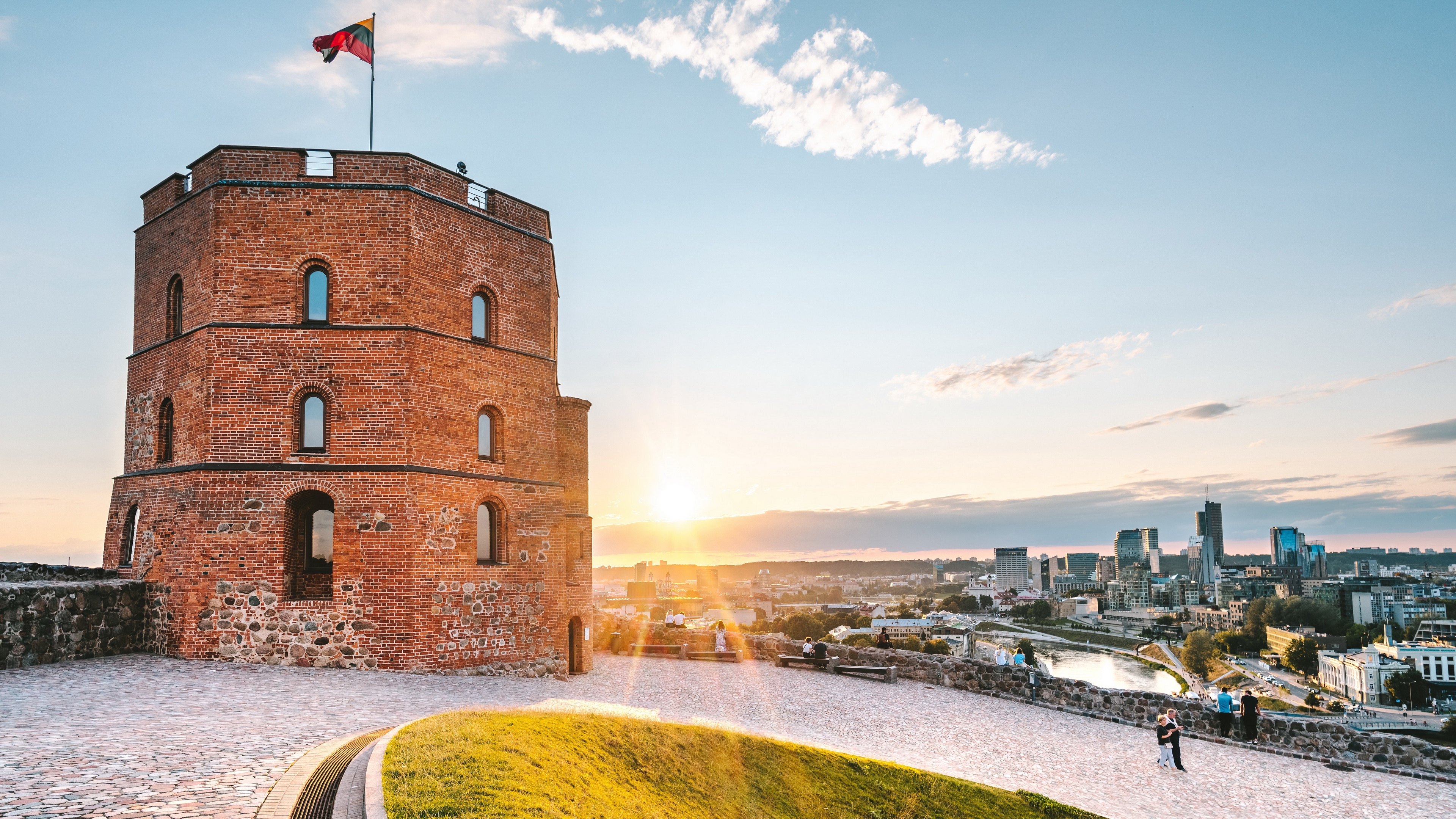 Vilnius Sunlight Lithuania Flag Cityscape Sky Gediminas Castle Tower 3840x2160