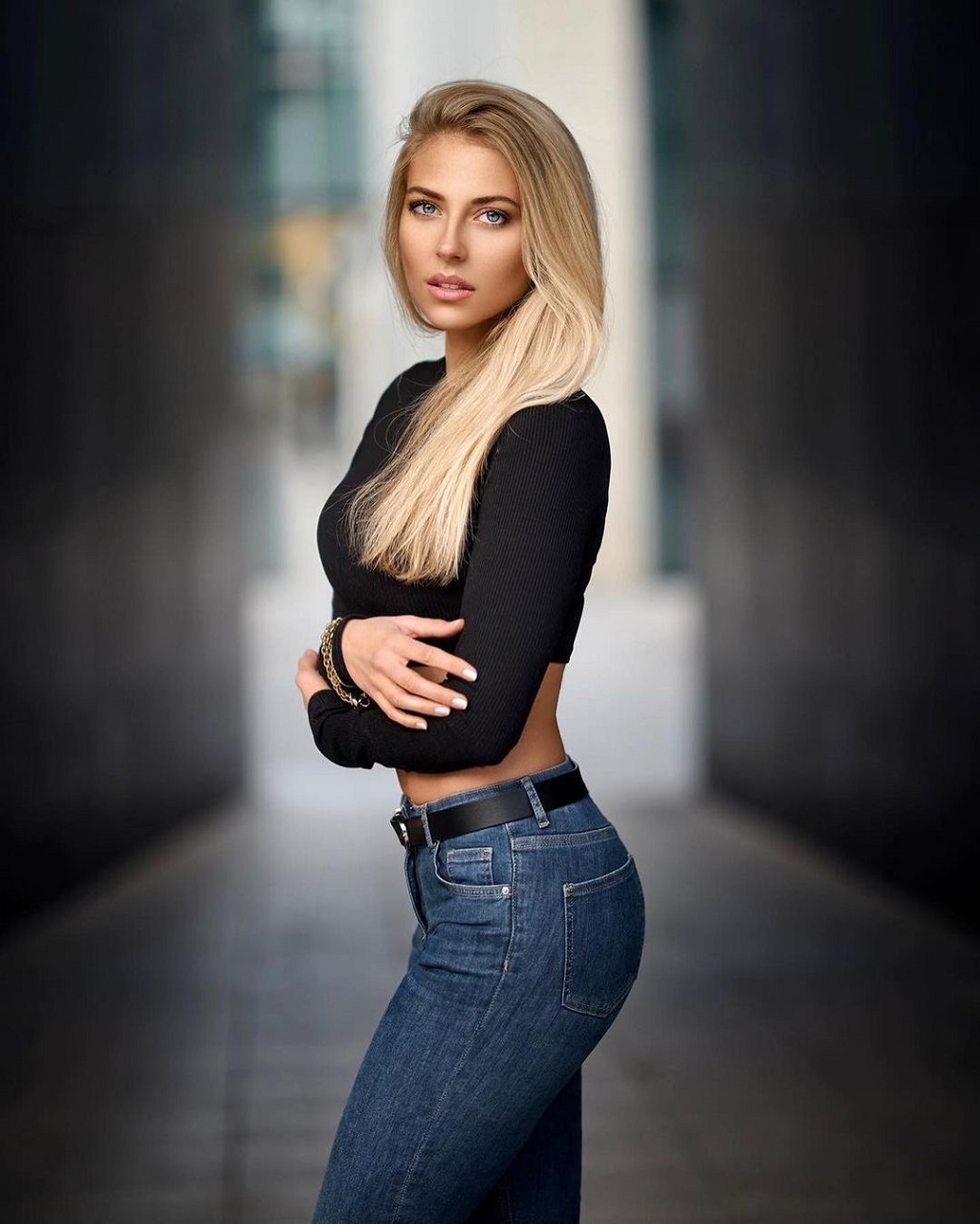 Women Model Long Hair Blonde Black Top Bare Midriff Jeans Women Outdoors Black Belt Blue Jeans 1025x1280