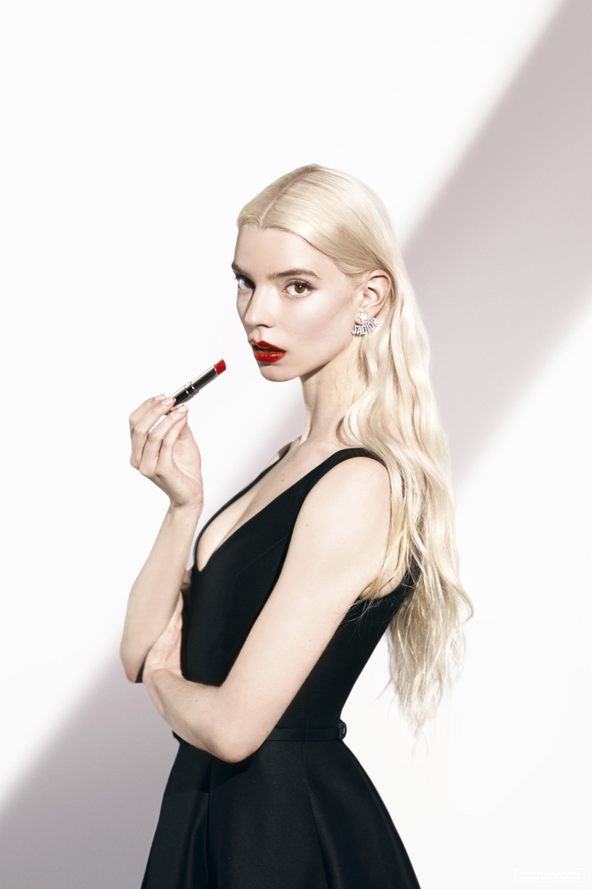 Anya Taylor Joy Women Actress Blonde Makeup Red Lipstick Pale White Background Black Dress 853x1280