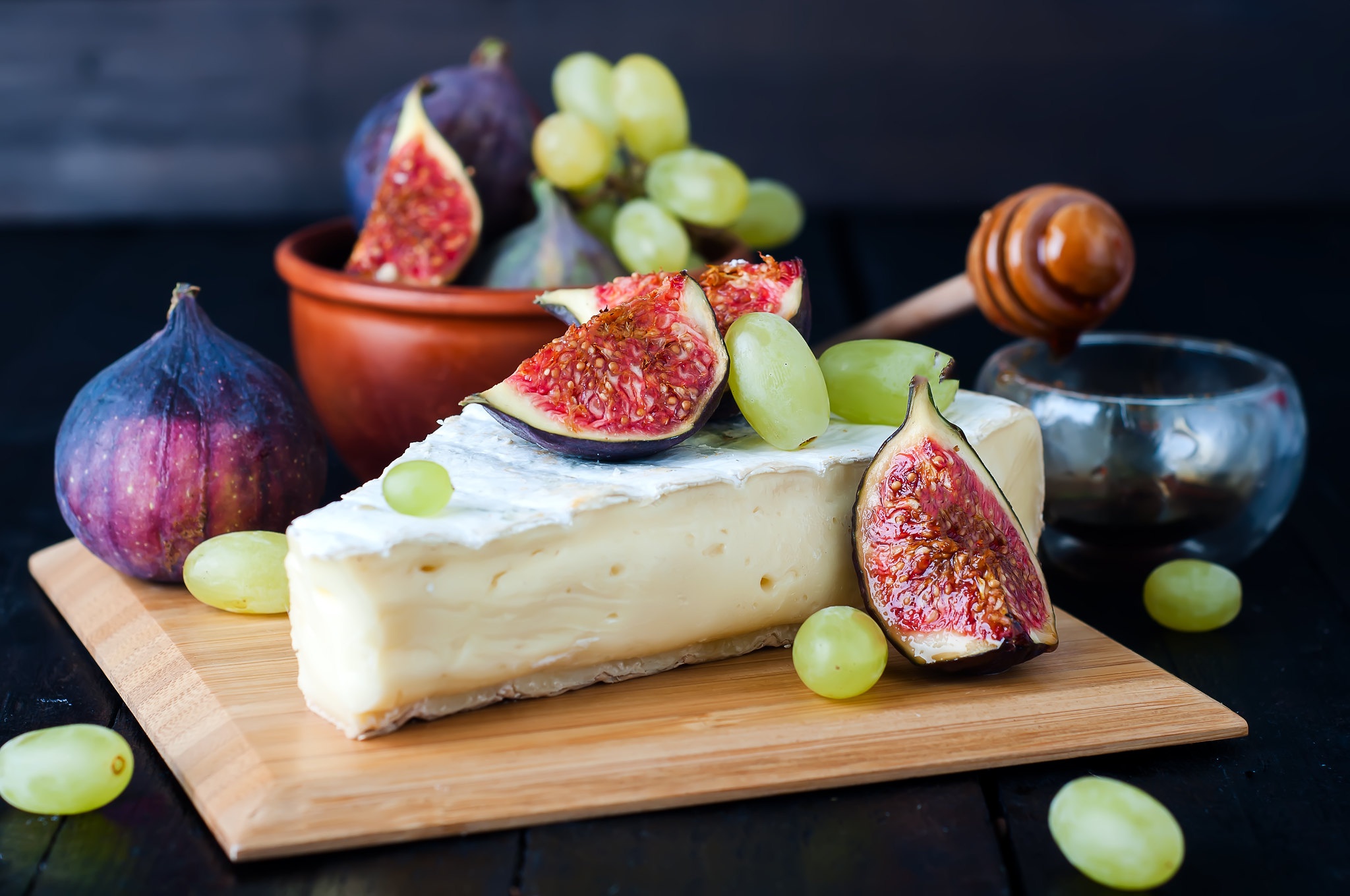 Cheese Grapes Fig 2048x1360