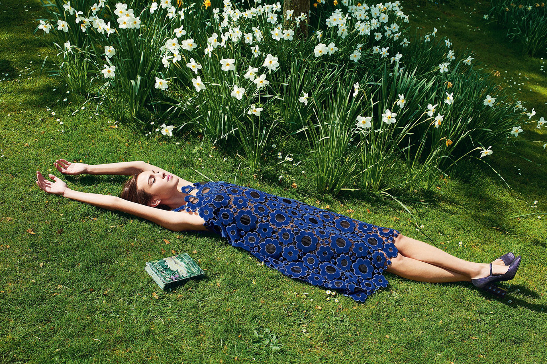 Model Brunette Blue Dress Lying Down Daffodil White Flower 1920x1280
