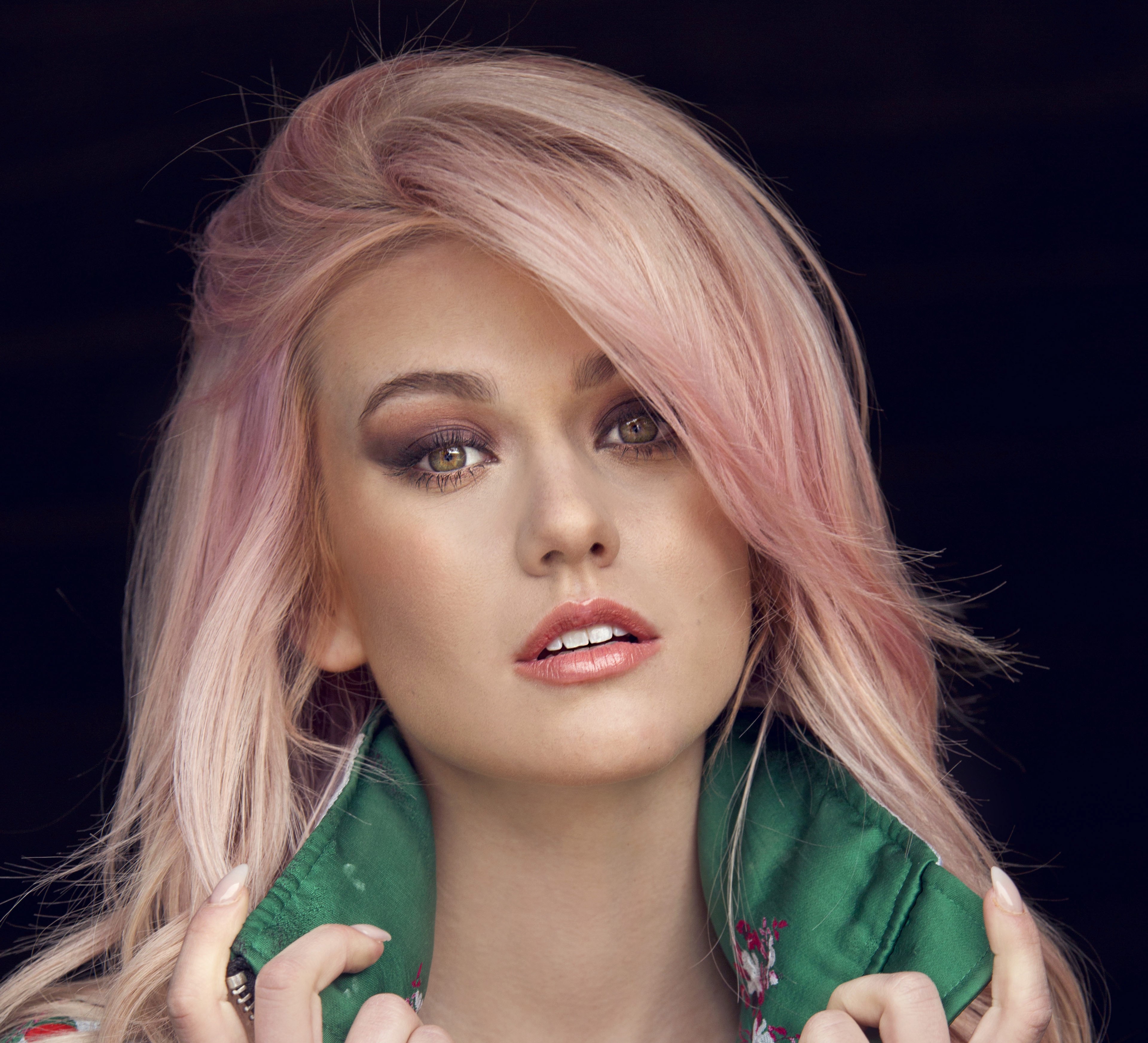American Actress Pink Hair Lipstick Face 3840x3490