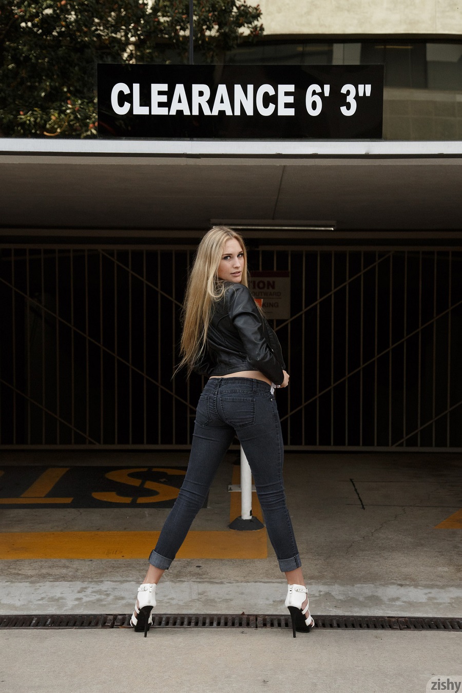 Blonde Women Model Standing Rear View Looking Over Shoulder Jeans Leather Jackets High Heels Women O 900x1350