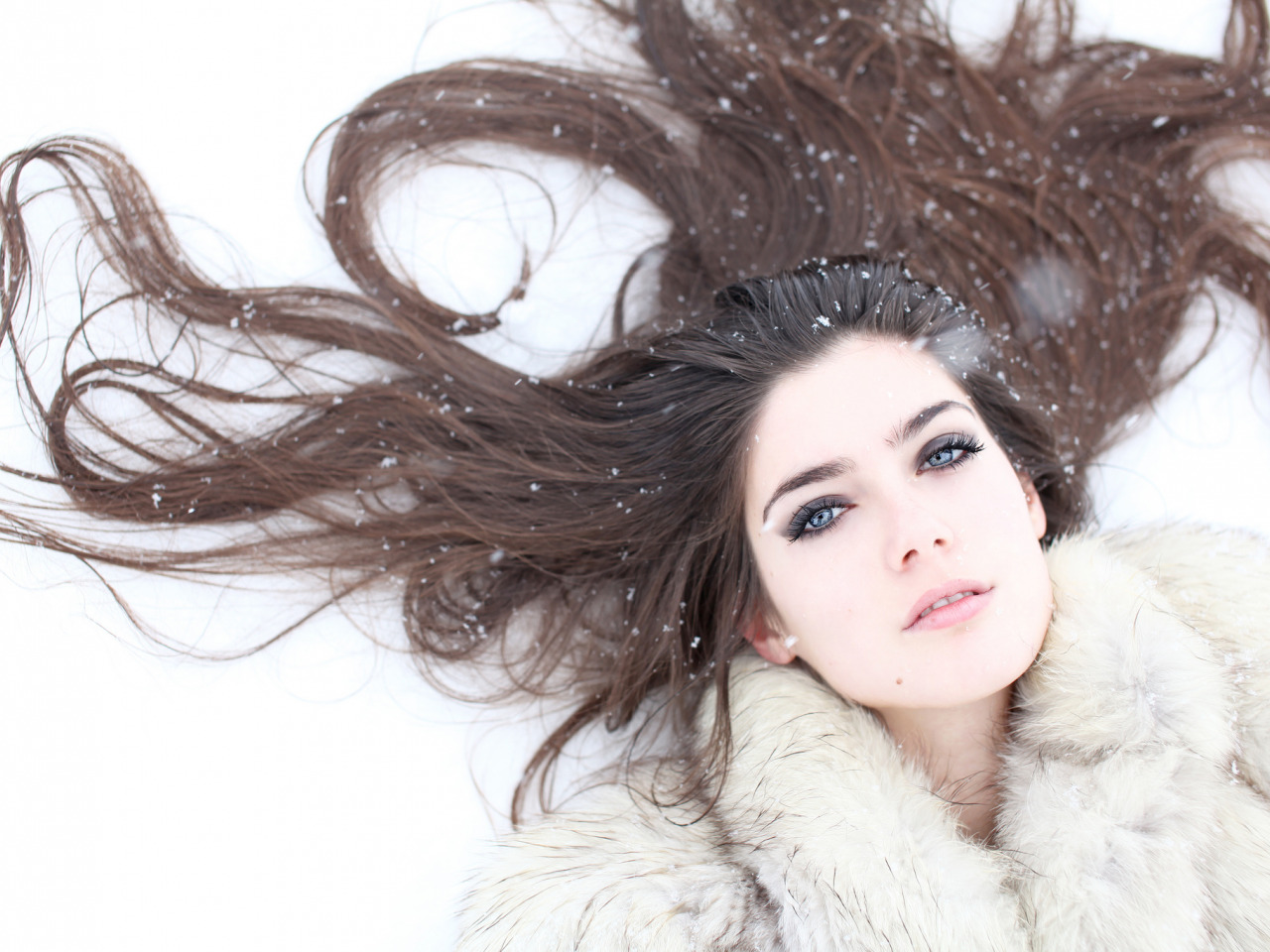 Brunette Women Model Hair Spread Out Fur 1280x960