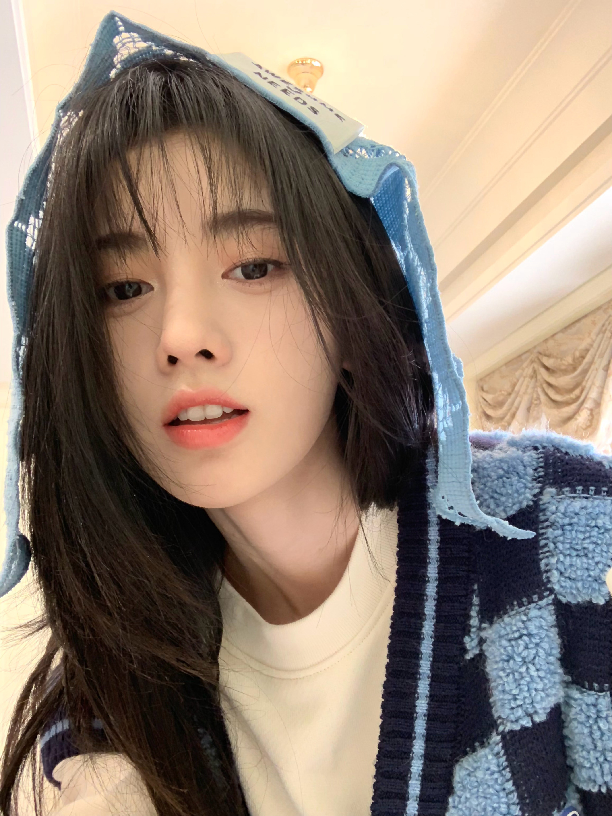 Kiku Ju Jingyi Actress Singer Women Chinese Asian Long Hair Sweater 2000x2667