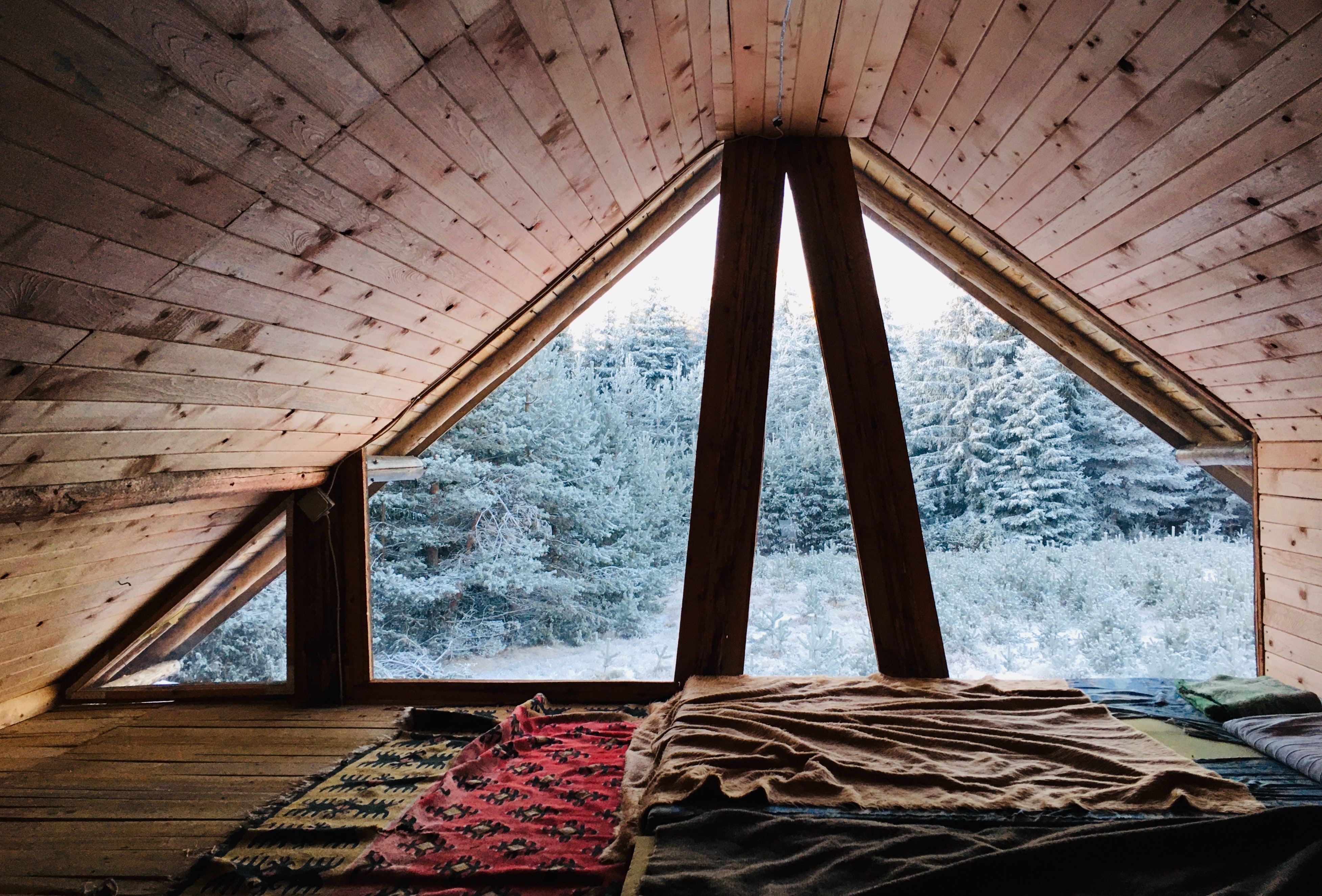 Interior Snow Covered Bed Bedcover Wooden Floor Wooden Flooring 3909x2650