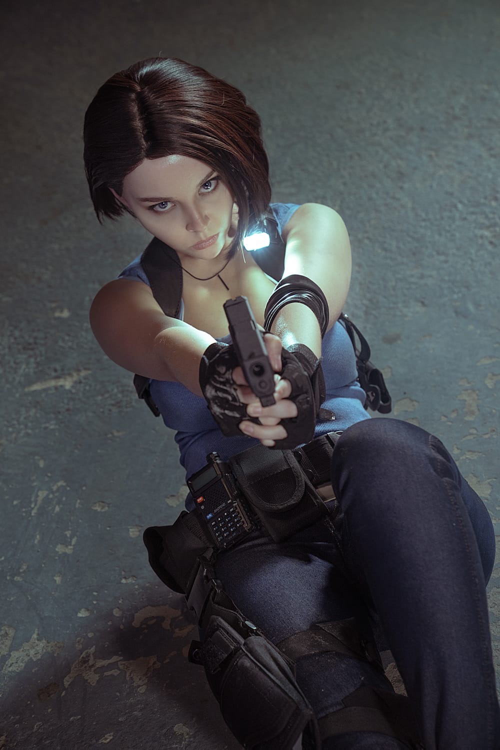 Model Cosplay Women Indoors Shoulder Lamp Resident Evil 3 Walkie Talkie Holding Gun Looking At Viewe 1000x1500