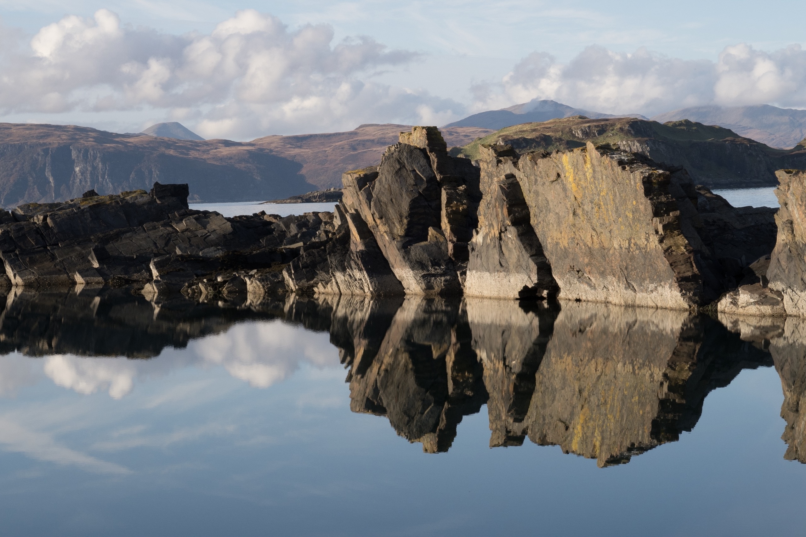 Lake Reflection Rock Scotland 2560x1707
