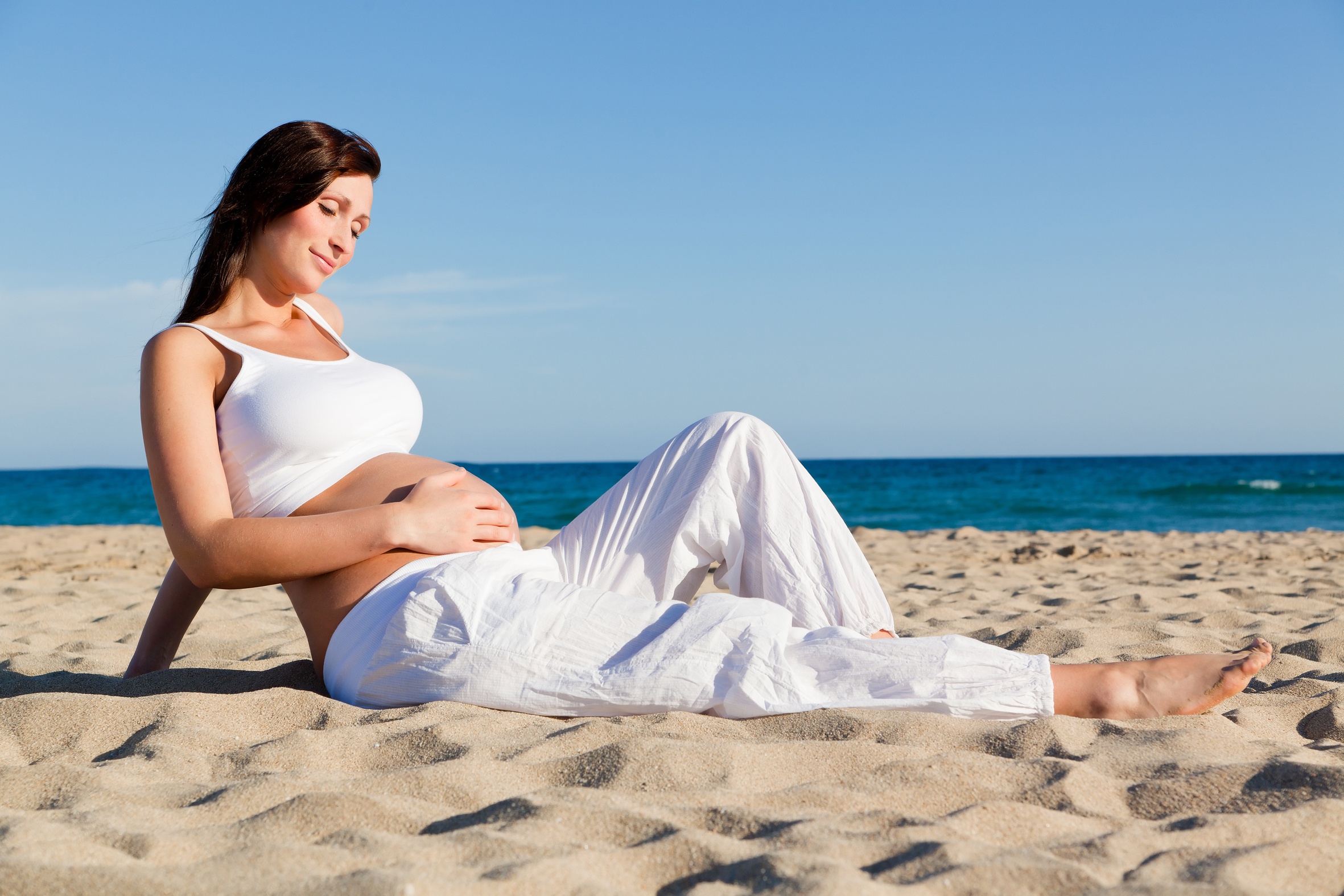 Women Women Outdoors Women On Beach Beach Outdoors Pregnant Hand On Belly Sand Barefoot 2362x1575
