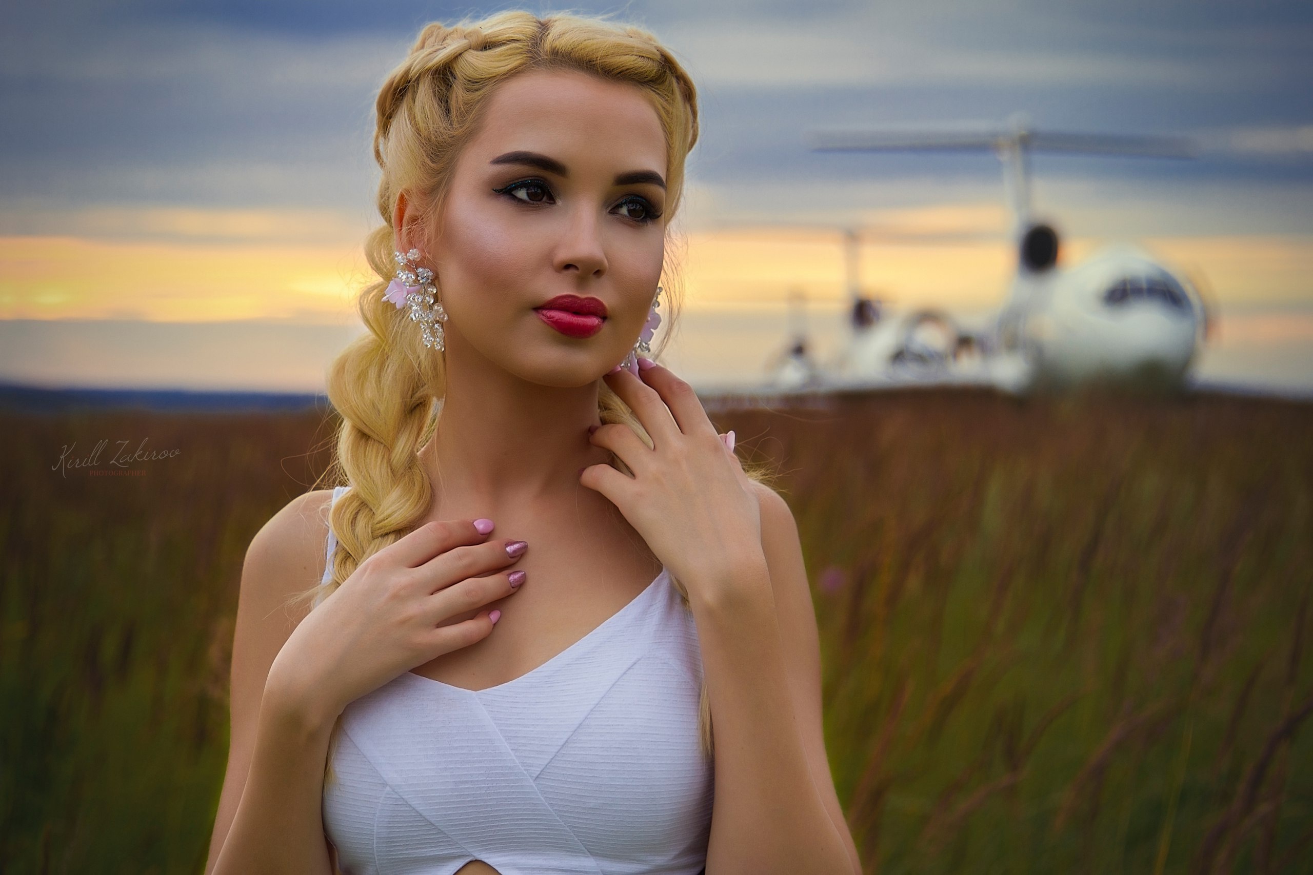 Women Model Women Outdoors Outdoors Makeup Blonde Looking Into The Distance Dyed Hair Red Lipstick P 2560x1707