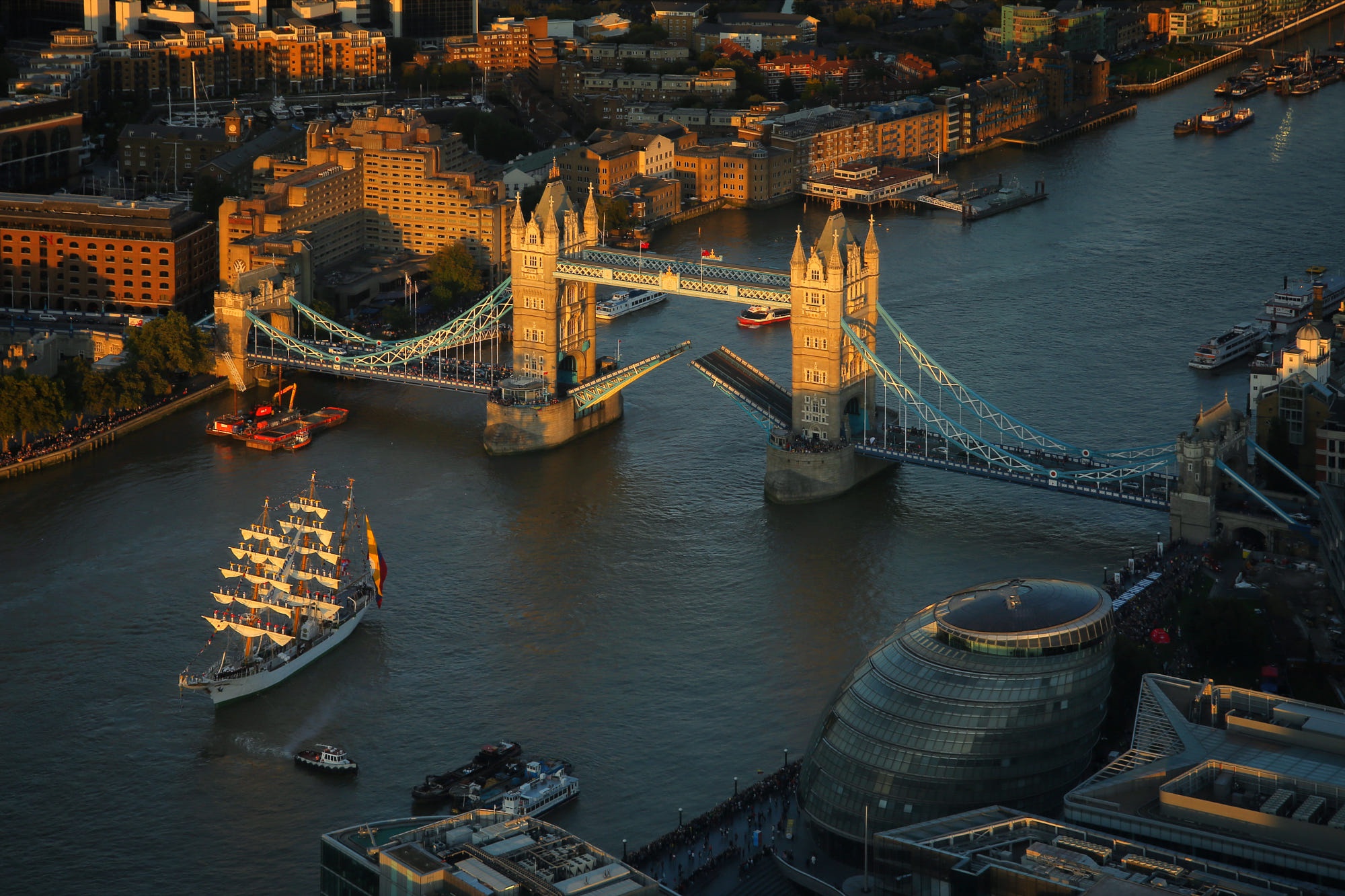 Boat Bridge Building England London Thames 2000x1333