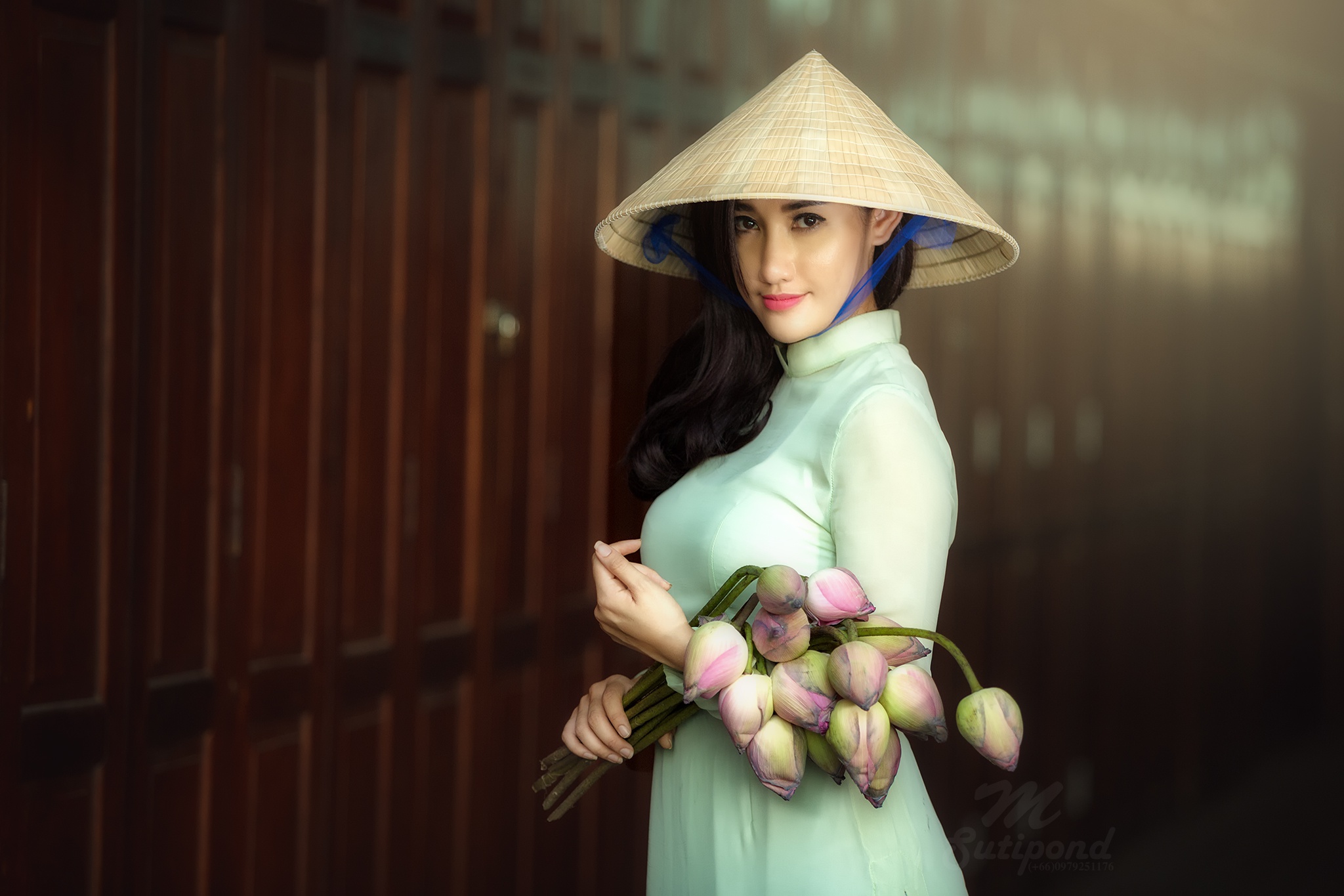 Model Asian Conical Hat Black Hair Flower 2048x1365