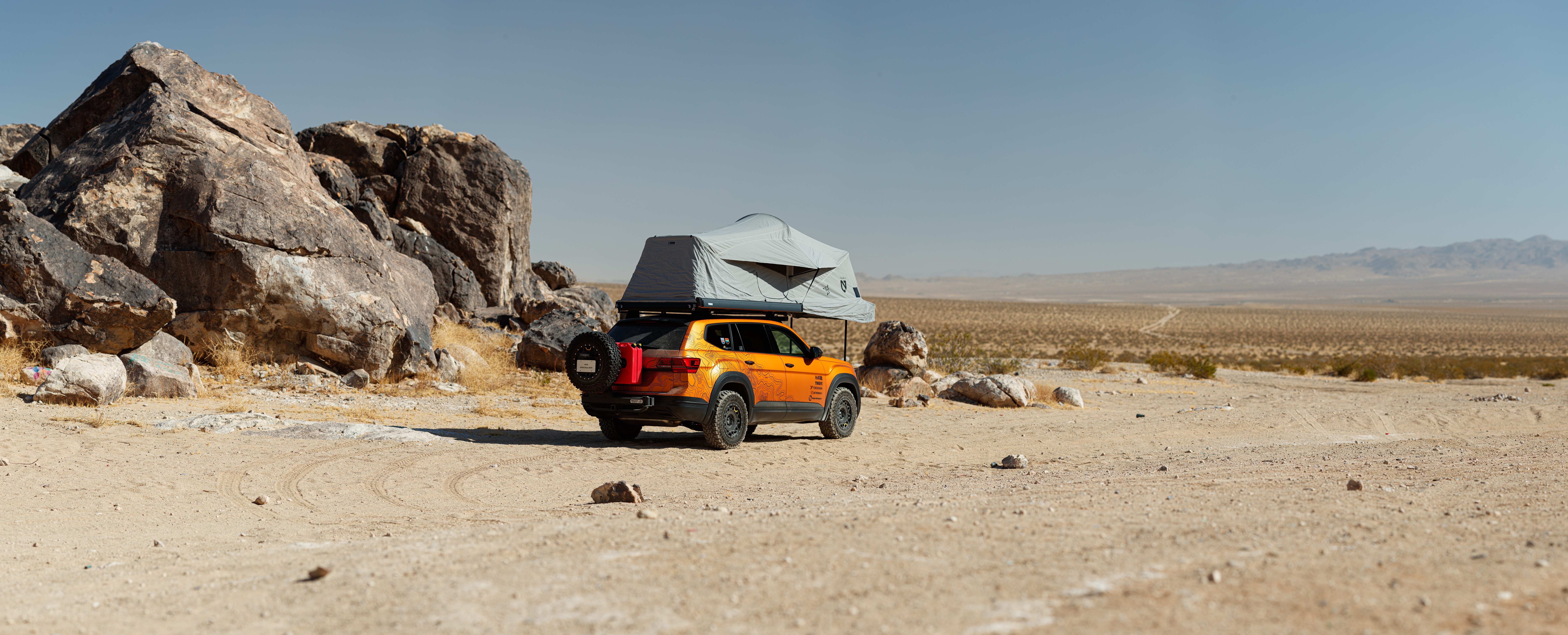 Car SUV Volkswagen Atlas Desert Camping 10000x4052