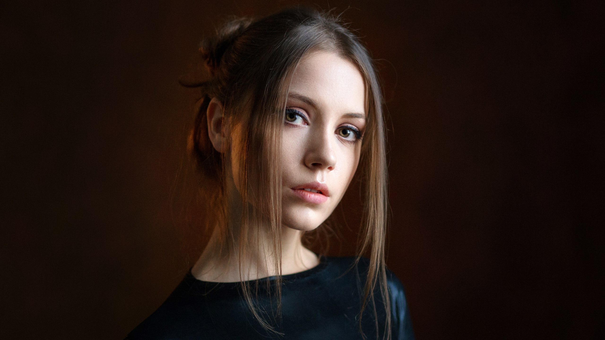 Alexey Kishechkin Women Ksenia Kokoreva Brunette Makeup Looking At Viewer Portrait Simple Background 2560x1440