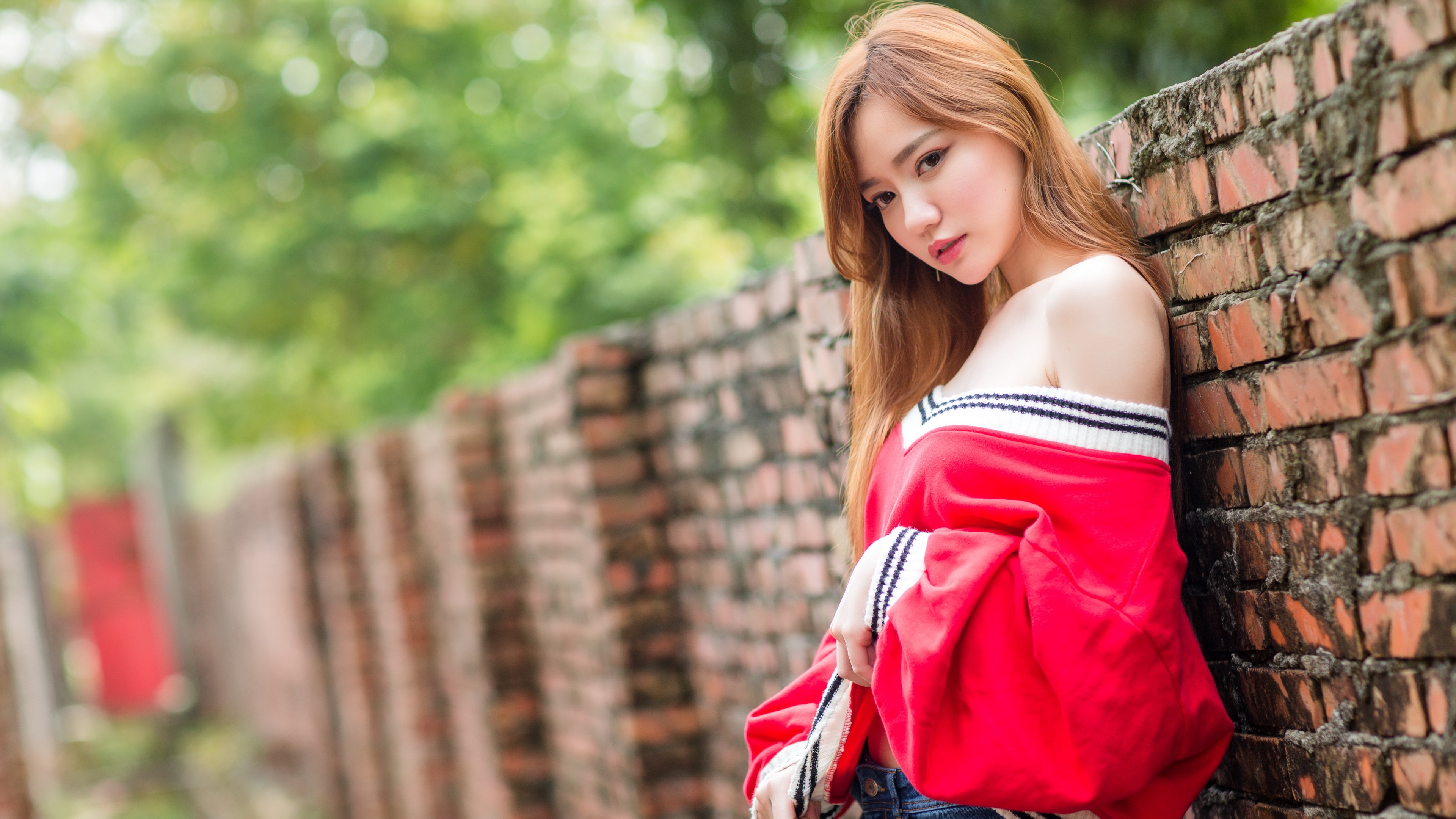 Asian Women Model Wall Looking At Viewer Leaning Women Outdoors Long Hair Sweatshirts Bare Shoulders 3840x2160