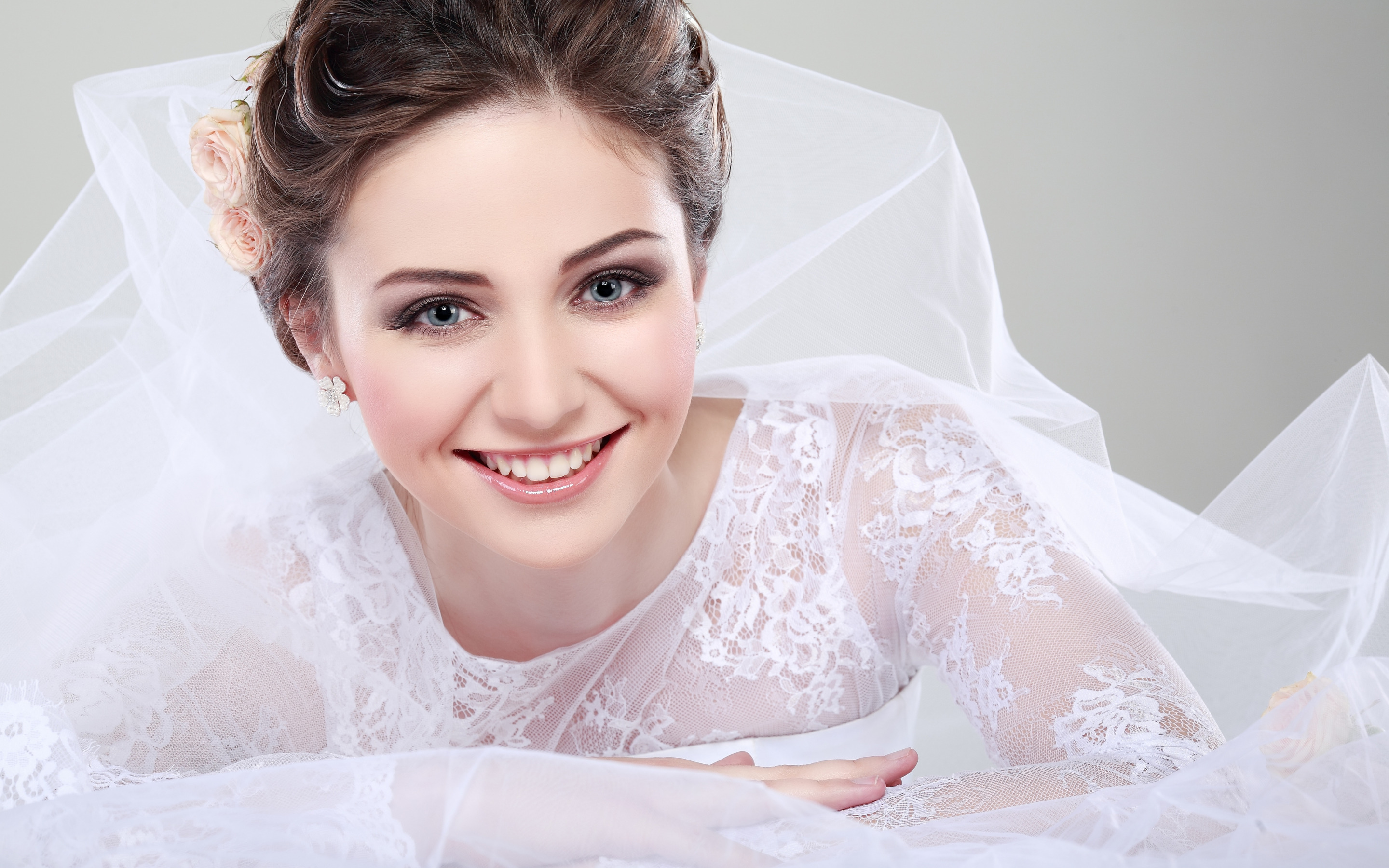 Women Model Smiling Face White Dress Studio Gray Eyes Photoshop Wedding Dress 2880x1800