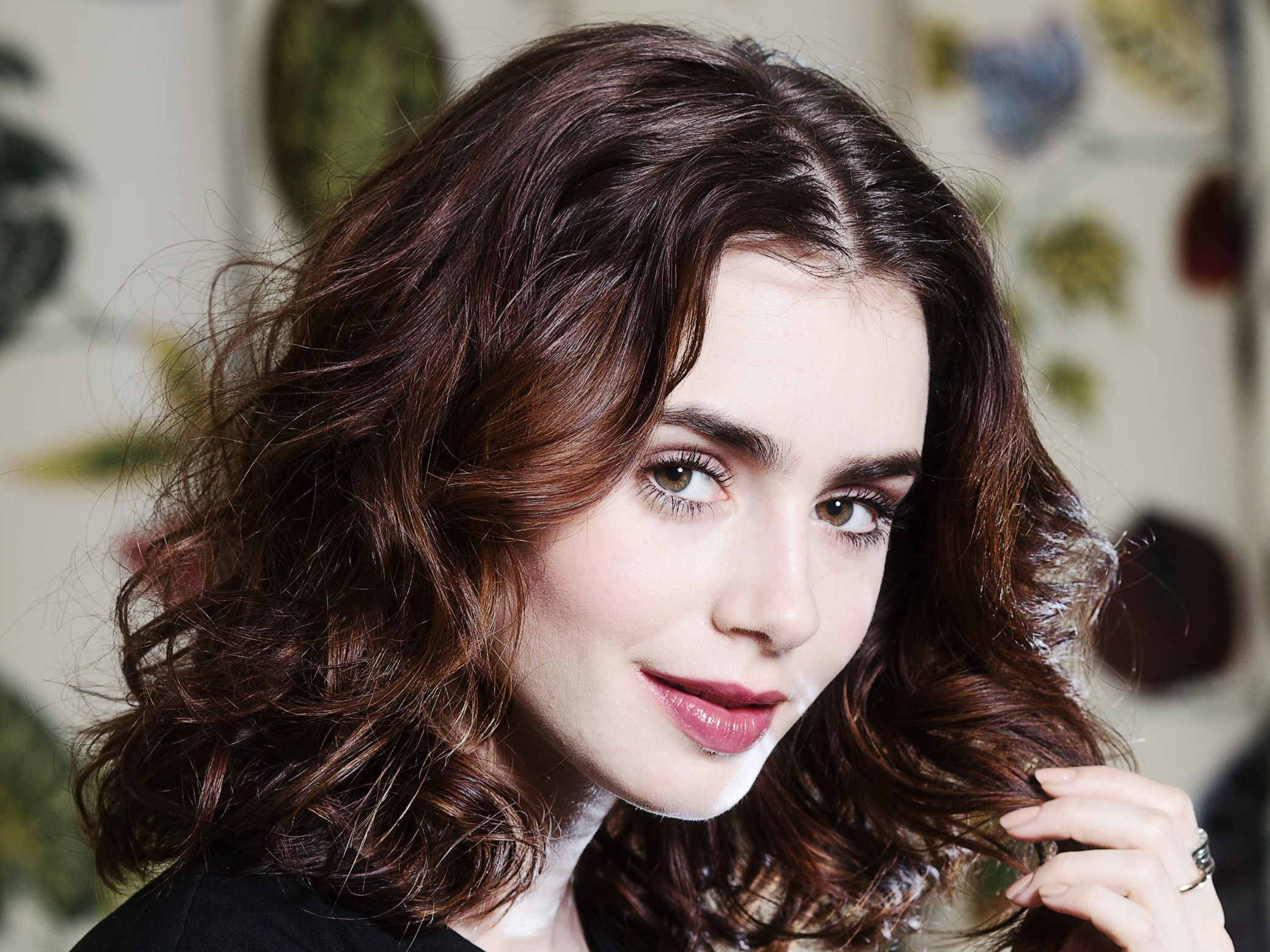 Actress Lipstick Face British Brunette 2079x1559