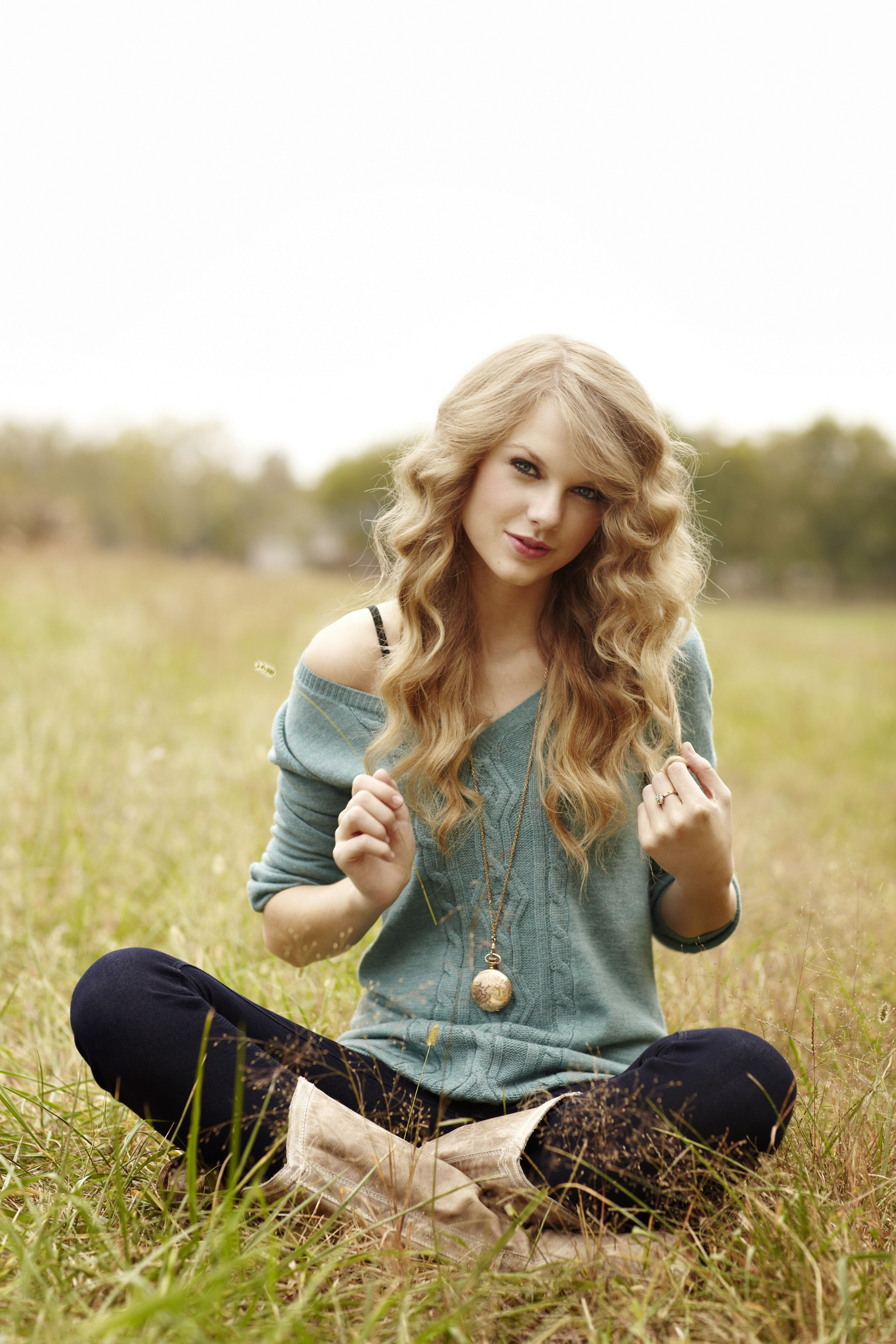 Taylor Swift Women Singer Blue Eyes Blonde Long Hair Wavy Hair Nature Outdoors Grass Trees 3333x5000