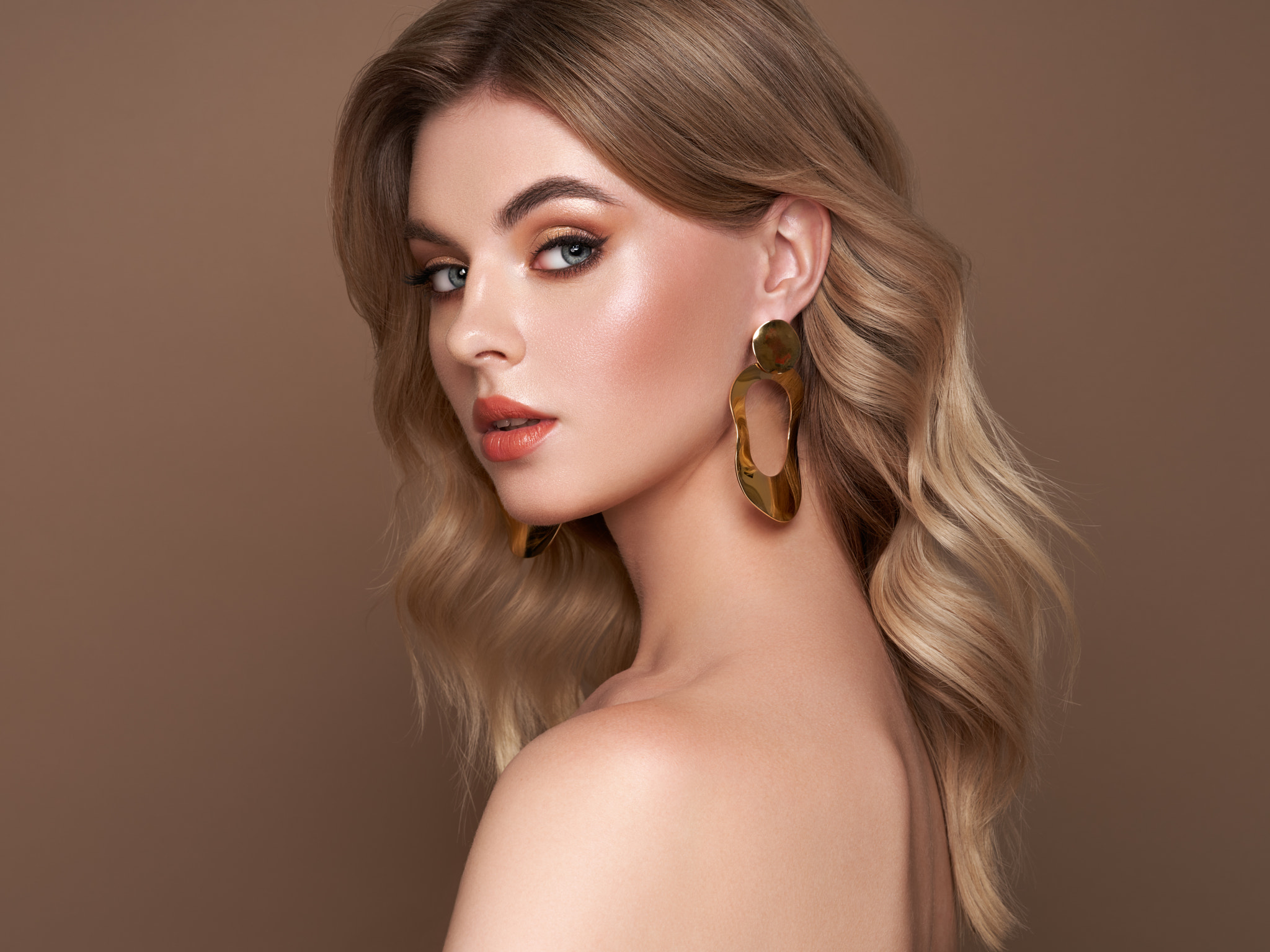 Oleg Gekman Women Blonde Makeup Bare Shoulders Eyeshadow Lipstick Wavy Hair Simple Background Portra 2048x1536