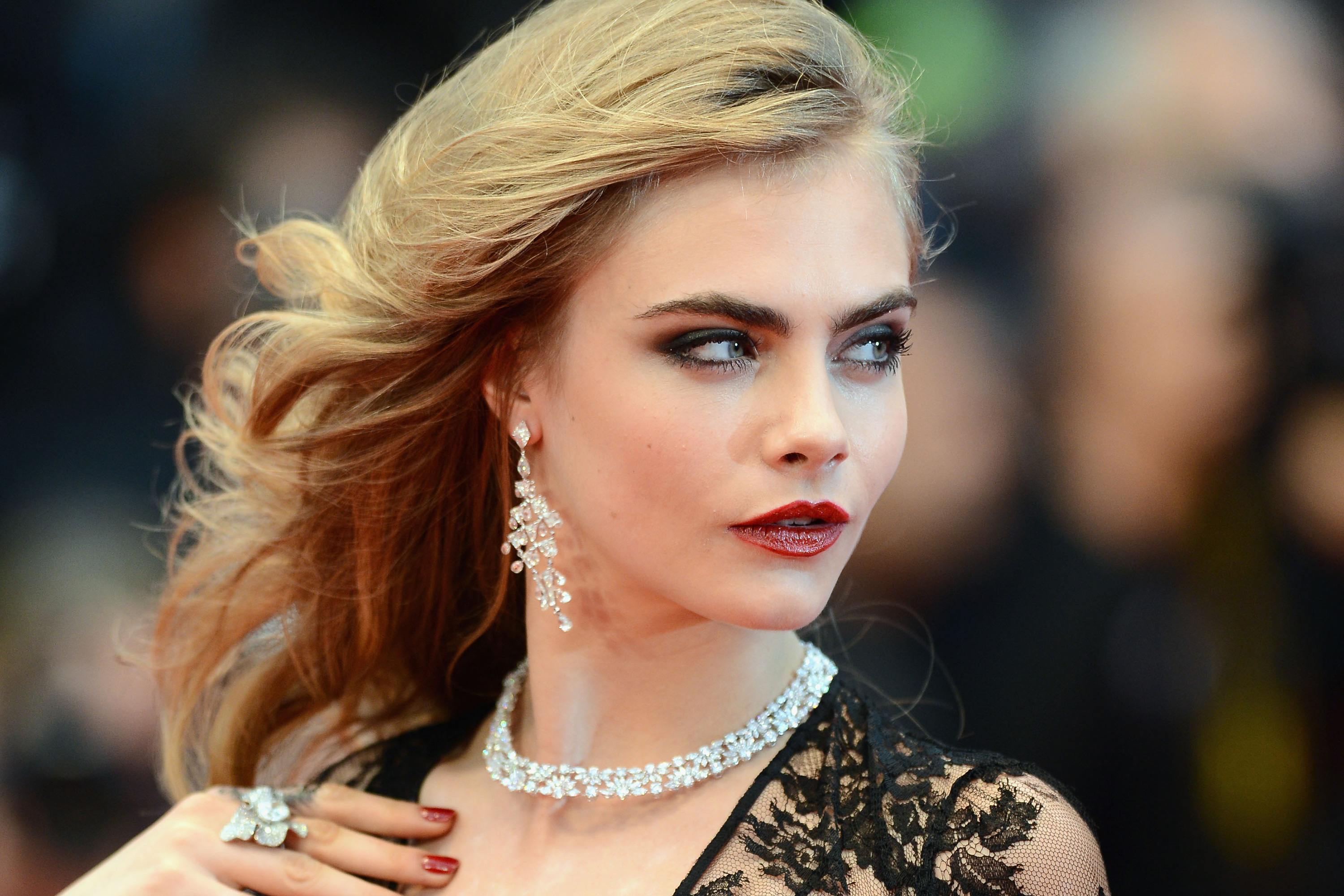 Actress Blonde Cara Delevingne Close Up Depth Of Field Earrings English Face Lipstick Model Necklace 3000x2000