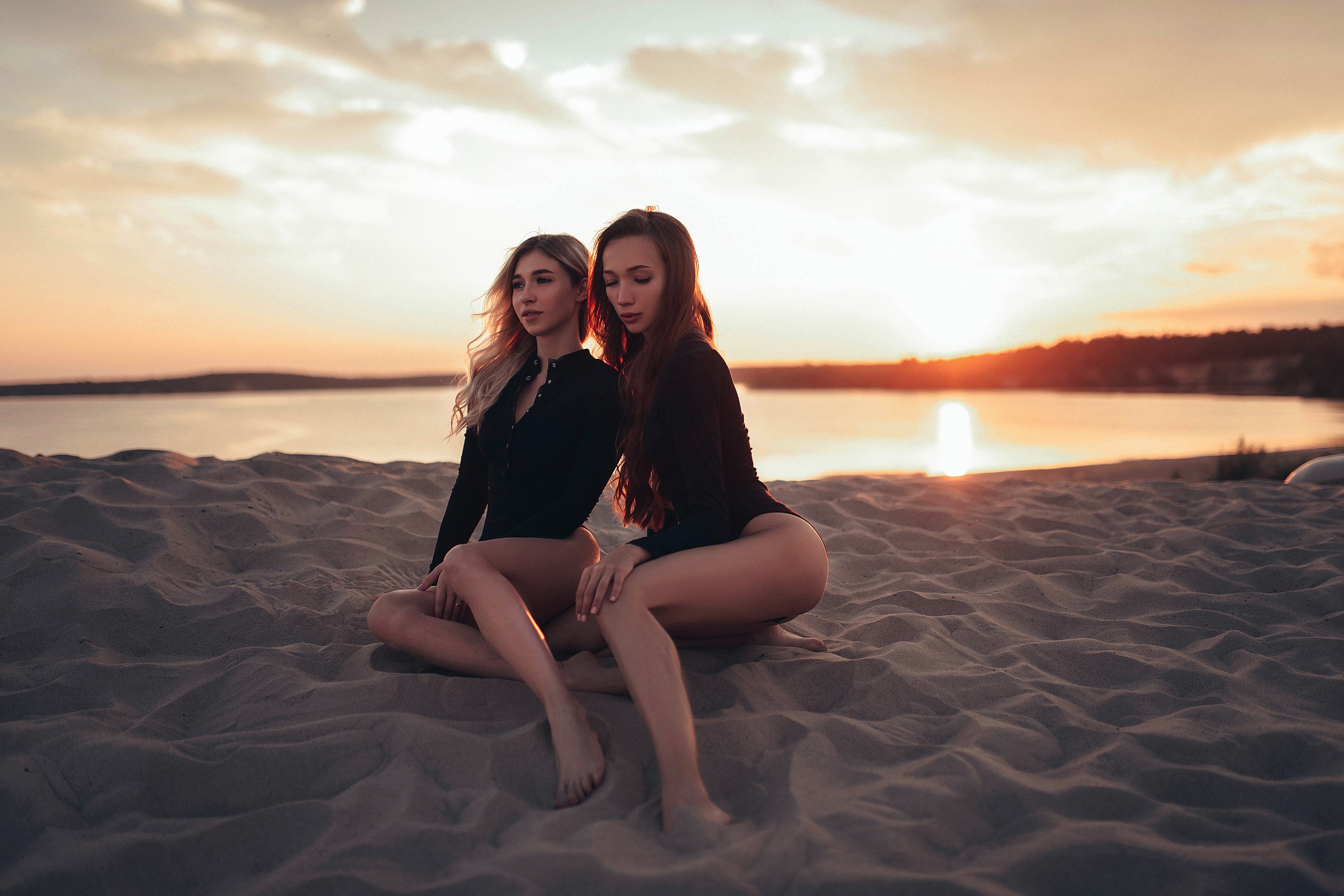 Victoria Rusko Anna Carpenter Sunset Beach Women Model Two Women Blonde Brunette Barefoot Sand Women 2560x1708