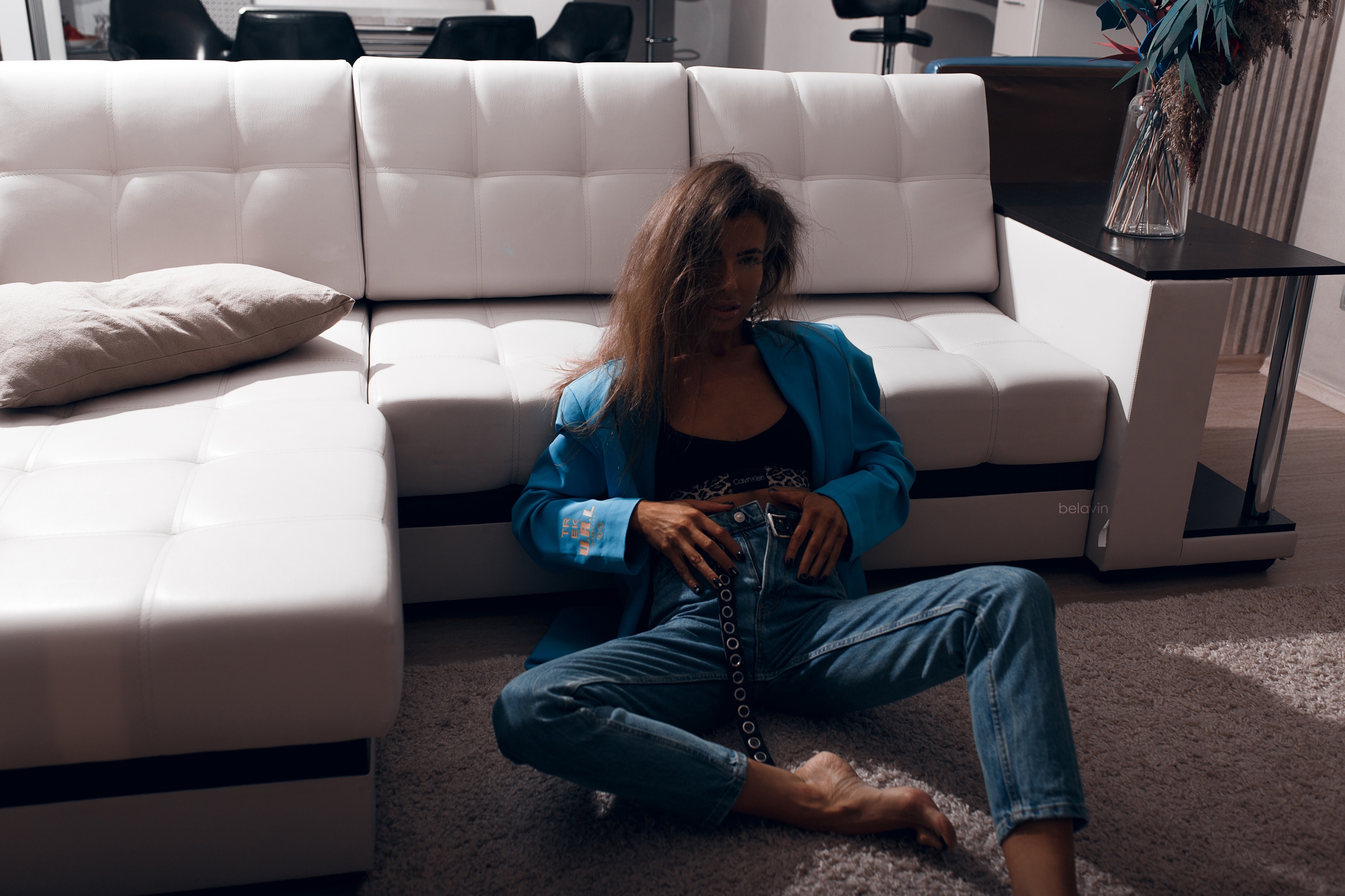 Women Model Women Indoors Alexander Belavin Sitting Barefoot Couch On The Floor Long Hair Hair In Fa 2560x1707