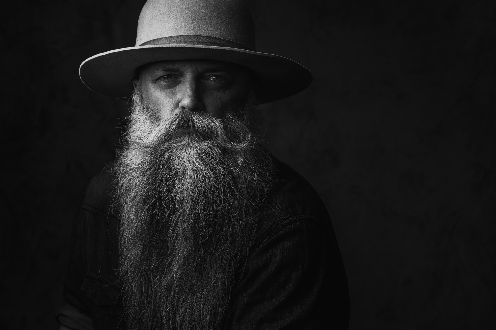 Portrait Monochrome Studio Looking At Viewer Hat Beard Beards 2000x1333