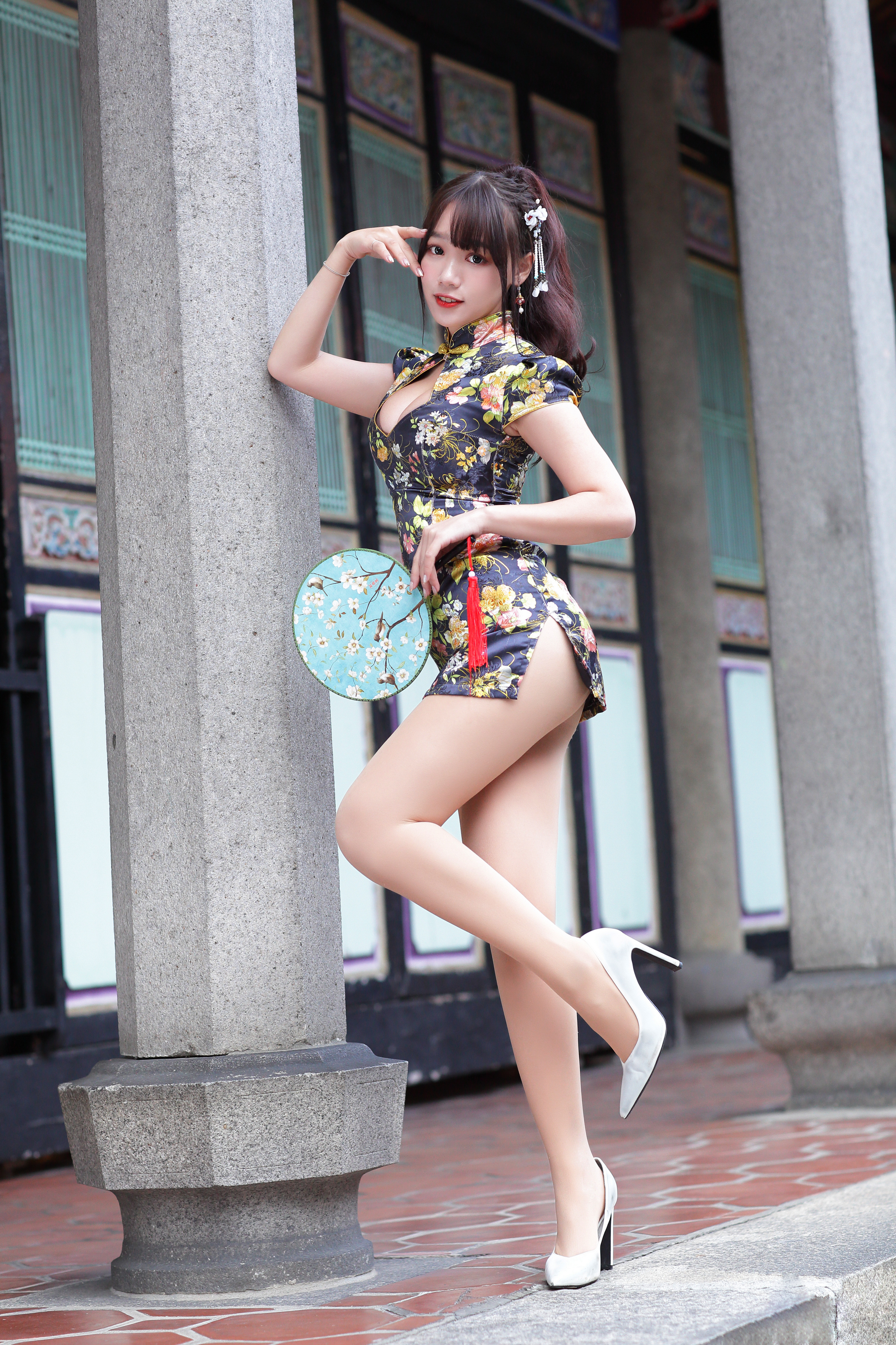 Asian Women Model Long Hair Dark Hair Traditional Clothing Hand Fan Column Leaning White High Heels  2560x3840