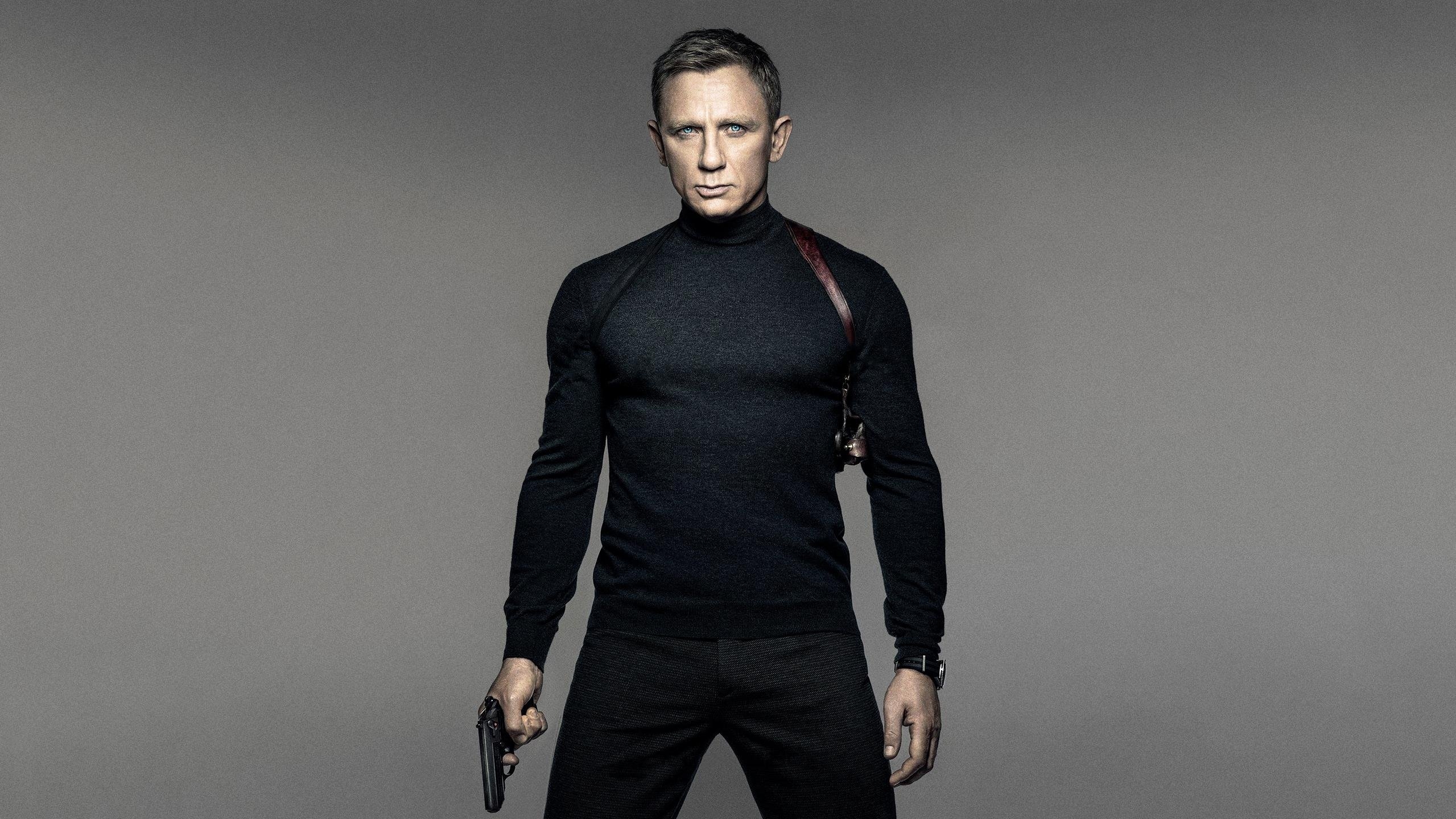 Daniel Craig James Bond Simple Background Movies Gun Men Actor Standing Gray Background 2559x1440