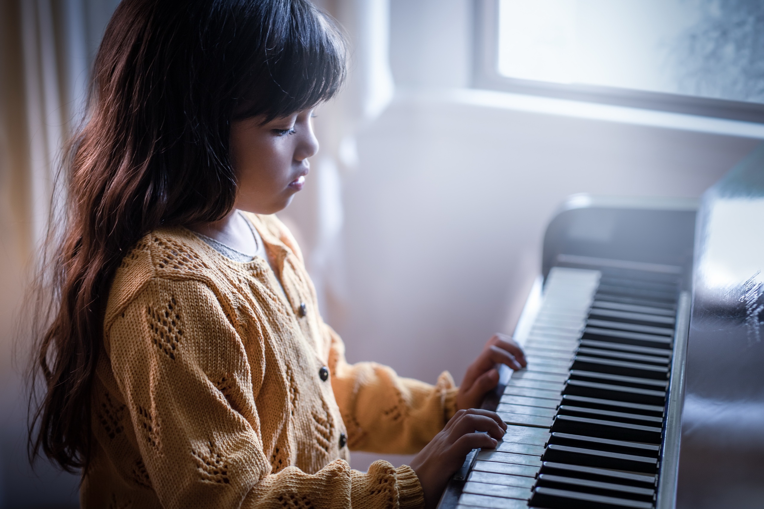 Музыка для настроения 2024. Фортепиано для детей. Пианино для детей. Пианино для девочек. Девочка за пианино.