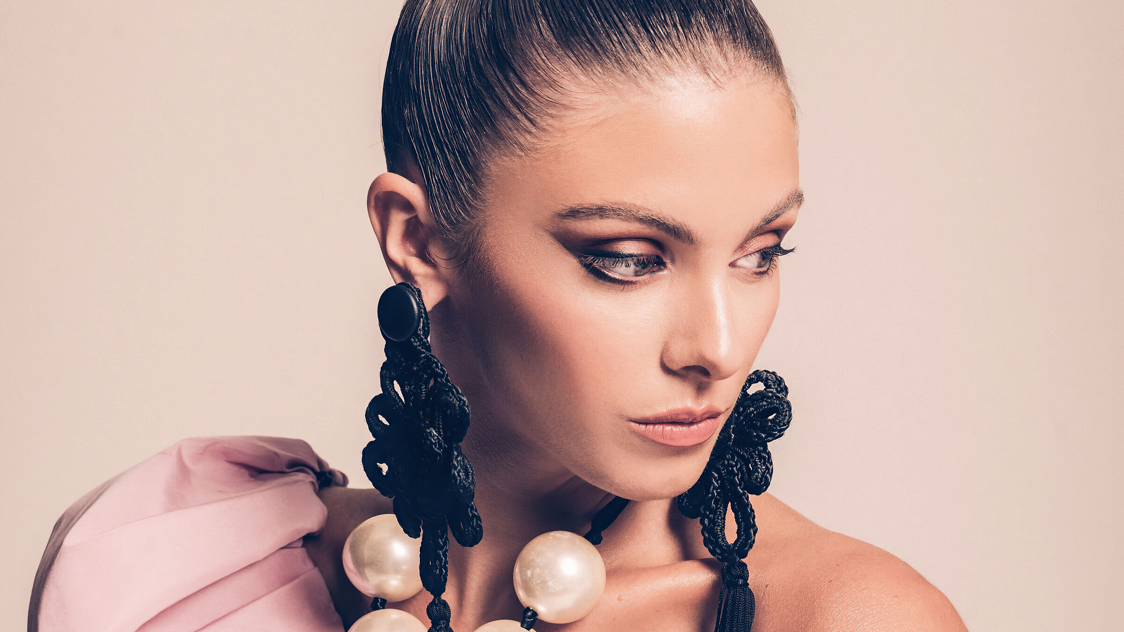 American Carmella Rose Earrings Face Girl Model 3840x2160