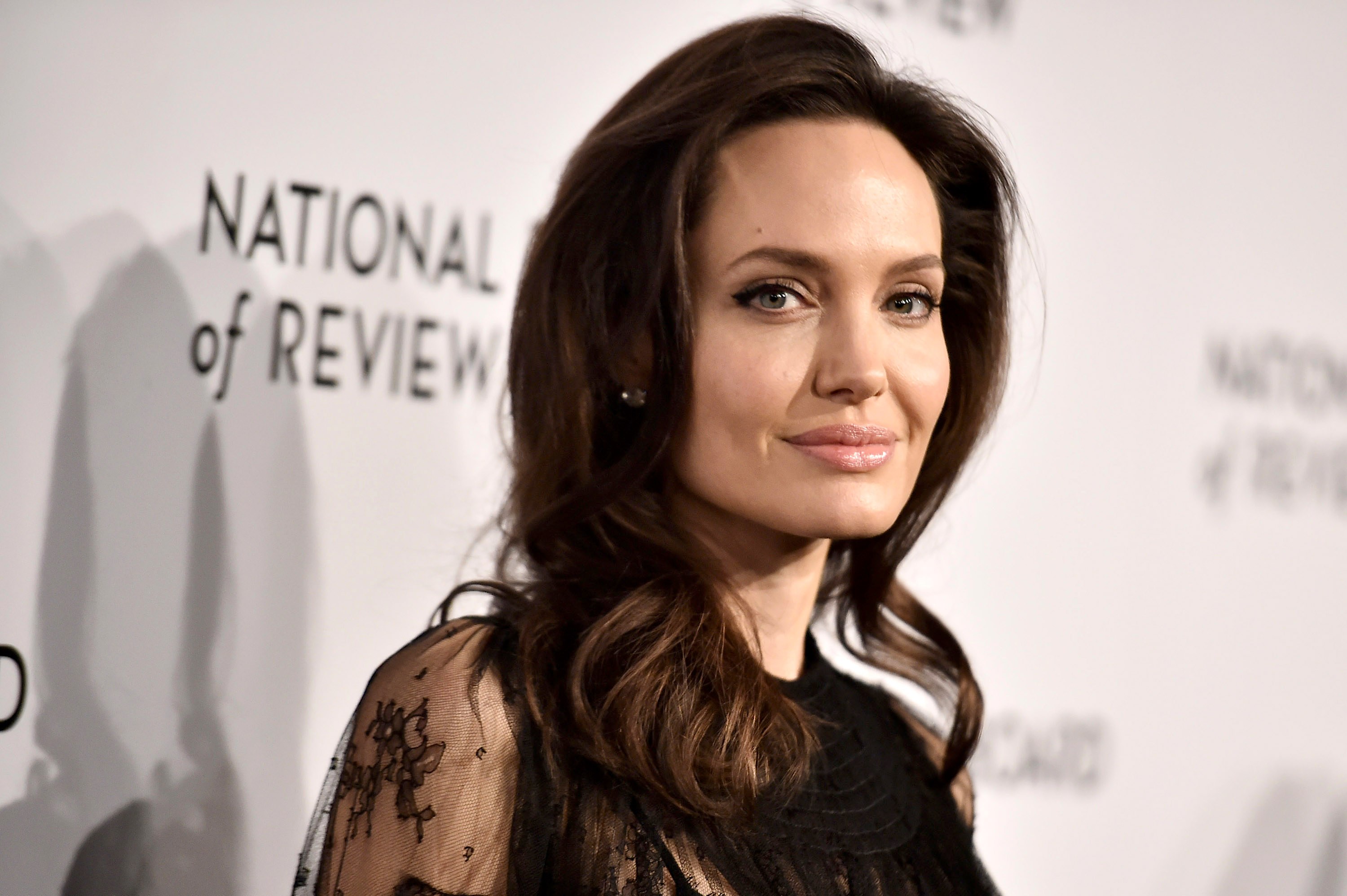 Celebrity Angelina Jolie 3000x1997