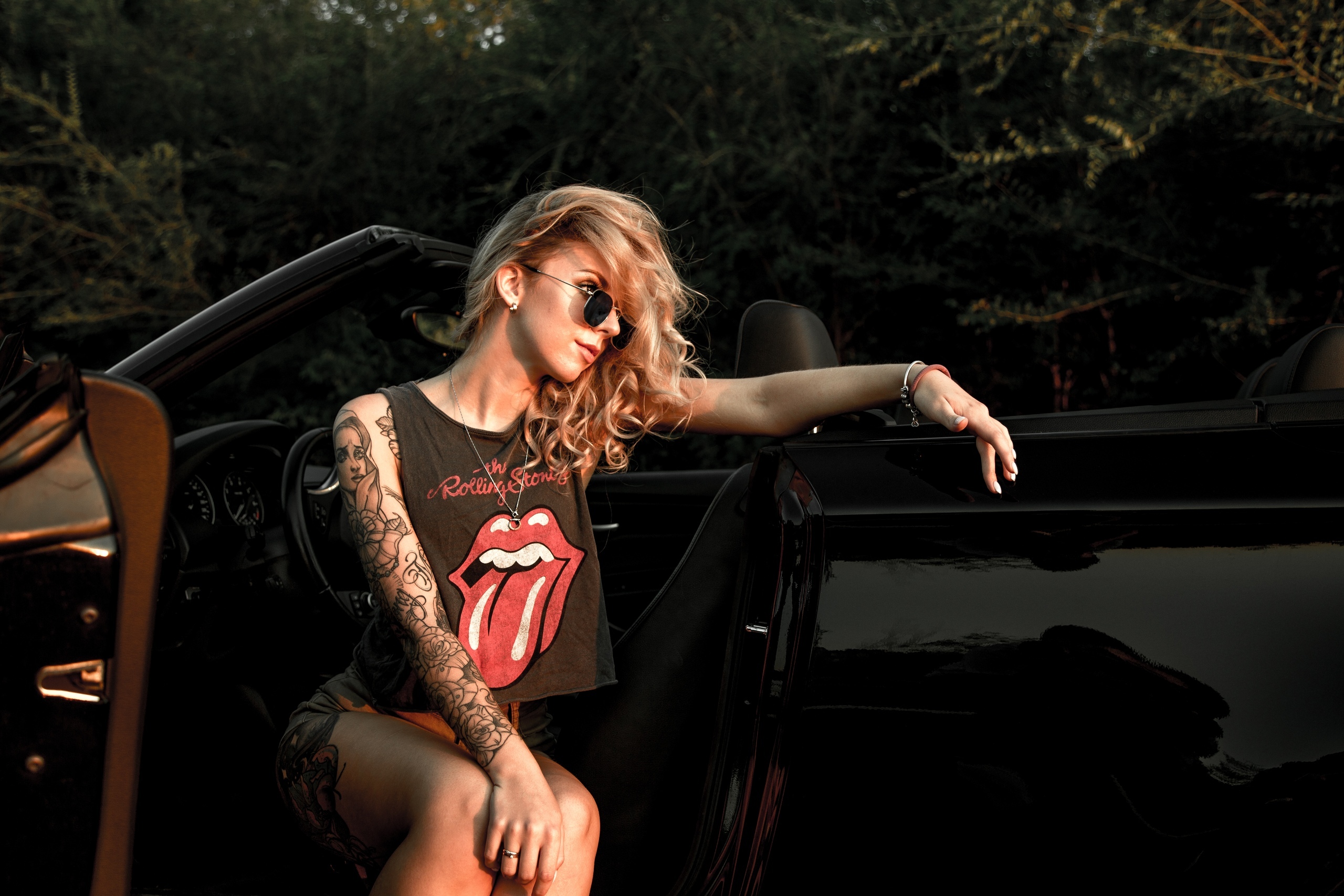 Women Model Blonde Women Outdoors T Shirt Women With Glasses Women With Cars Tattoo Glasses Trees Ro 2560x1707