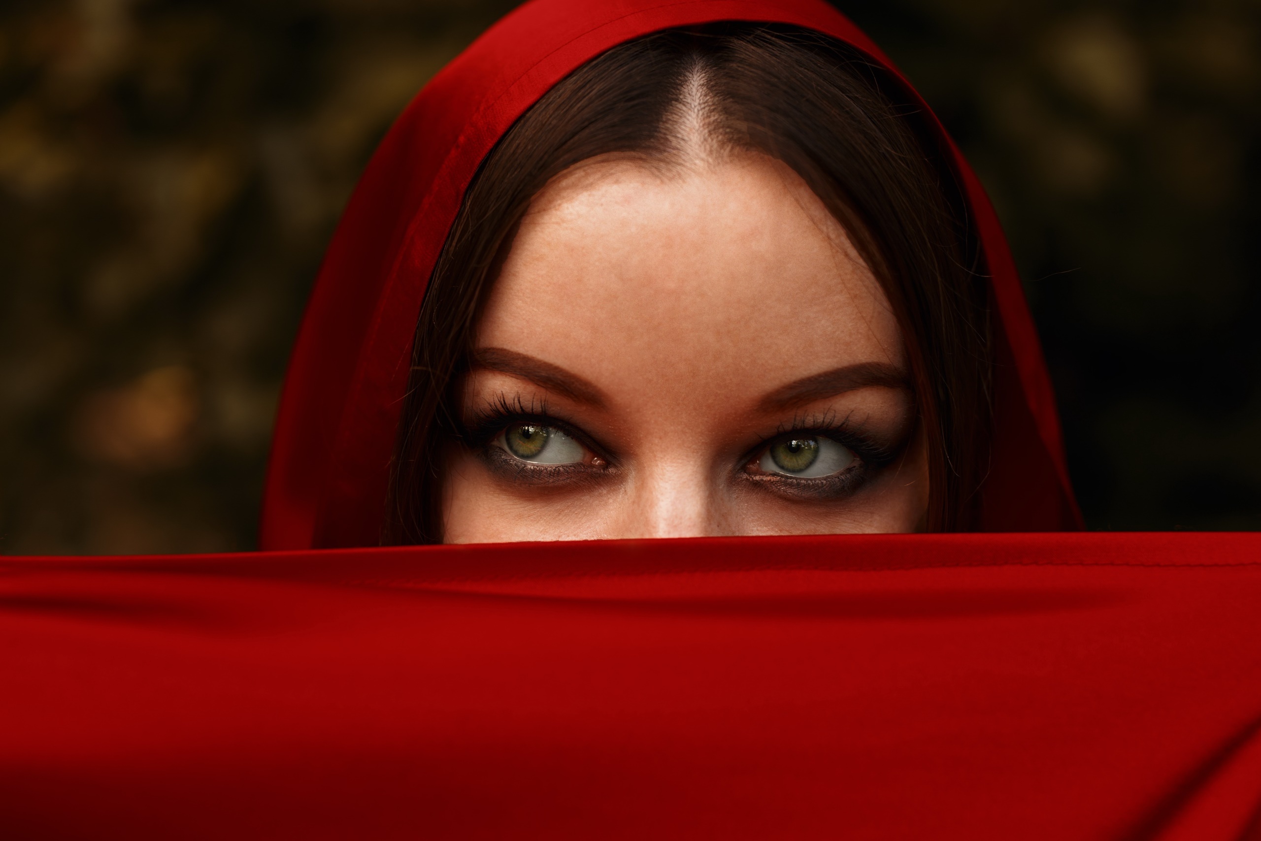 Women Outdoors Model Women Outdoors Red Makeup Eyes Looking Away Hoods Brunette Eyeliner 2560x1708