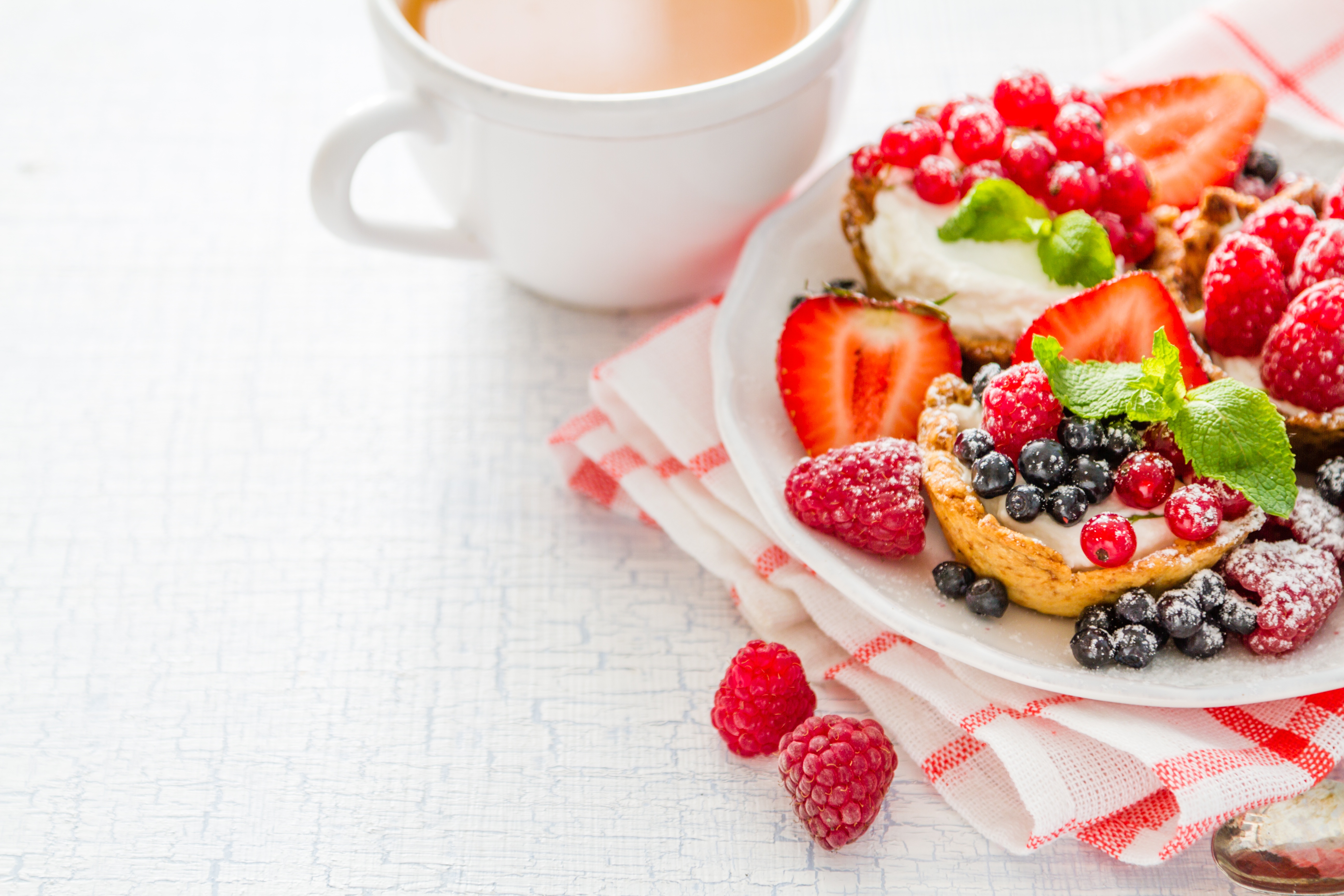 Вкусного утра картинки красивые. Красивые пирожные. Красивые пирожные и кофе. Пирожное красивое. Пирожные с ягодами.