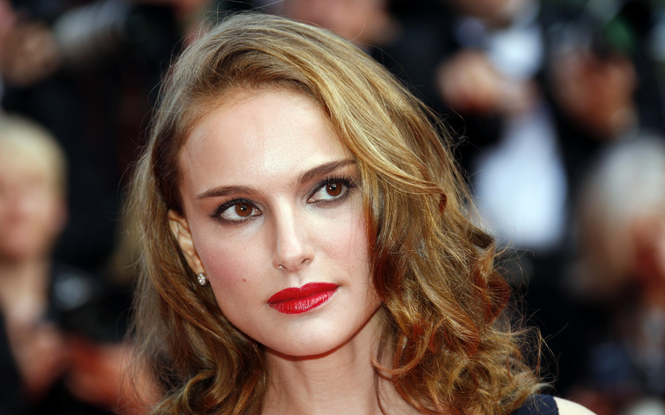 Actress Israeli Face Brown Eyes Lipstick Blonde 2560x1600