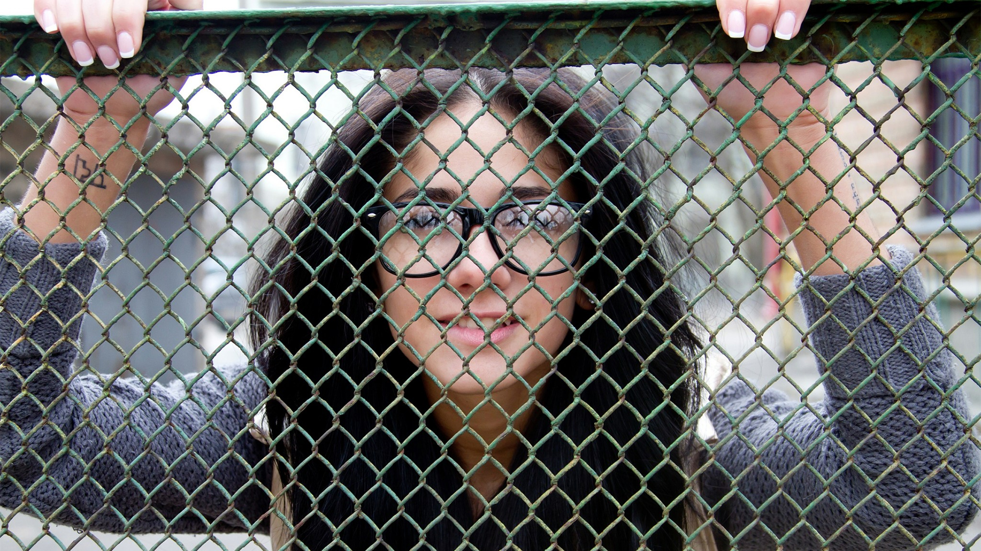 Women Model Black Hair Glasses Biting Lip Chain Link Fence Fence Sweater 1920x1080