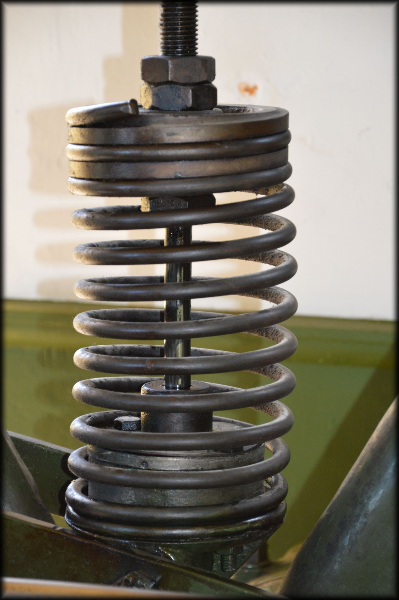 Portrait Display Spiral Machine Parts Coil Spring Antishock 1276x1920