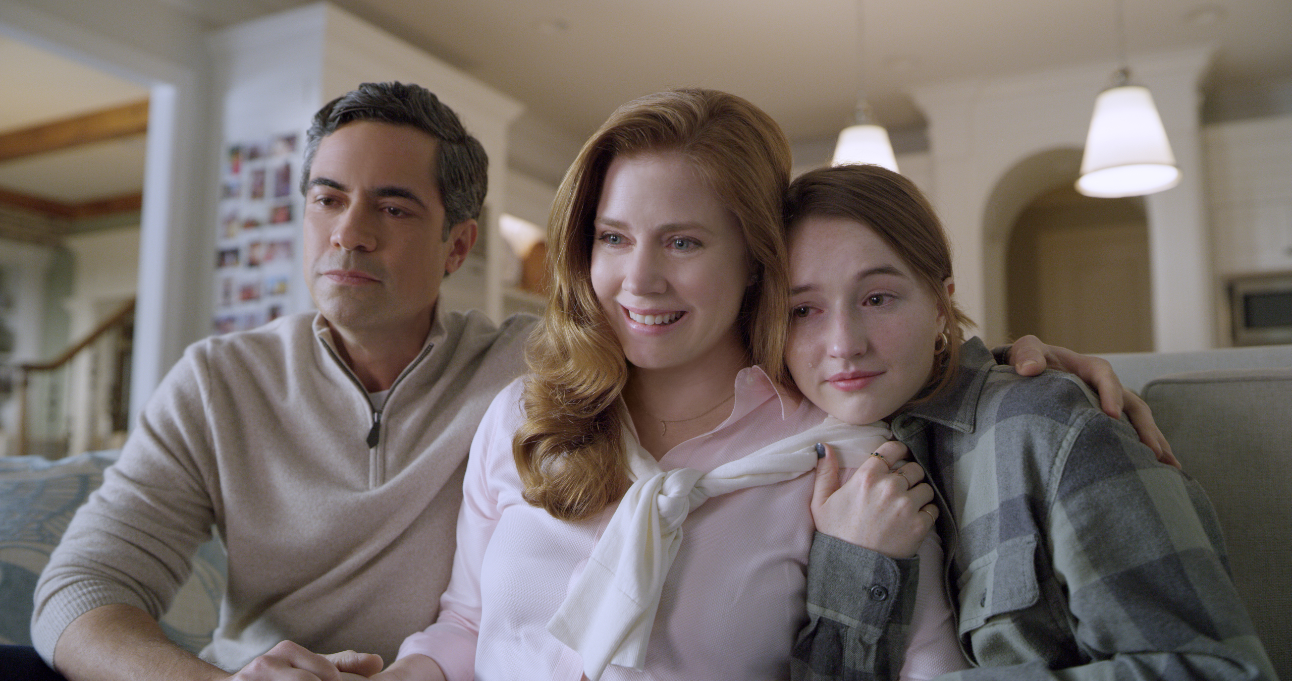 Amy Adams Kaitlyn Dever Danny Pino 2560x1350