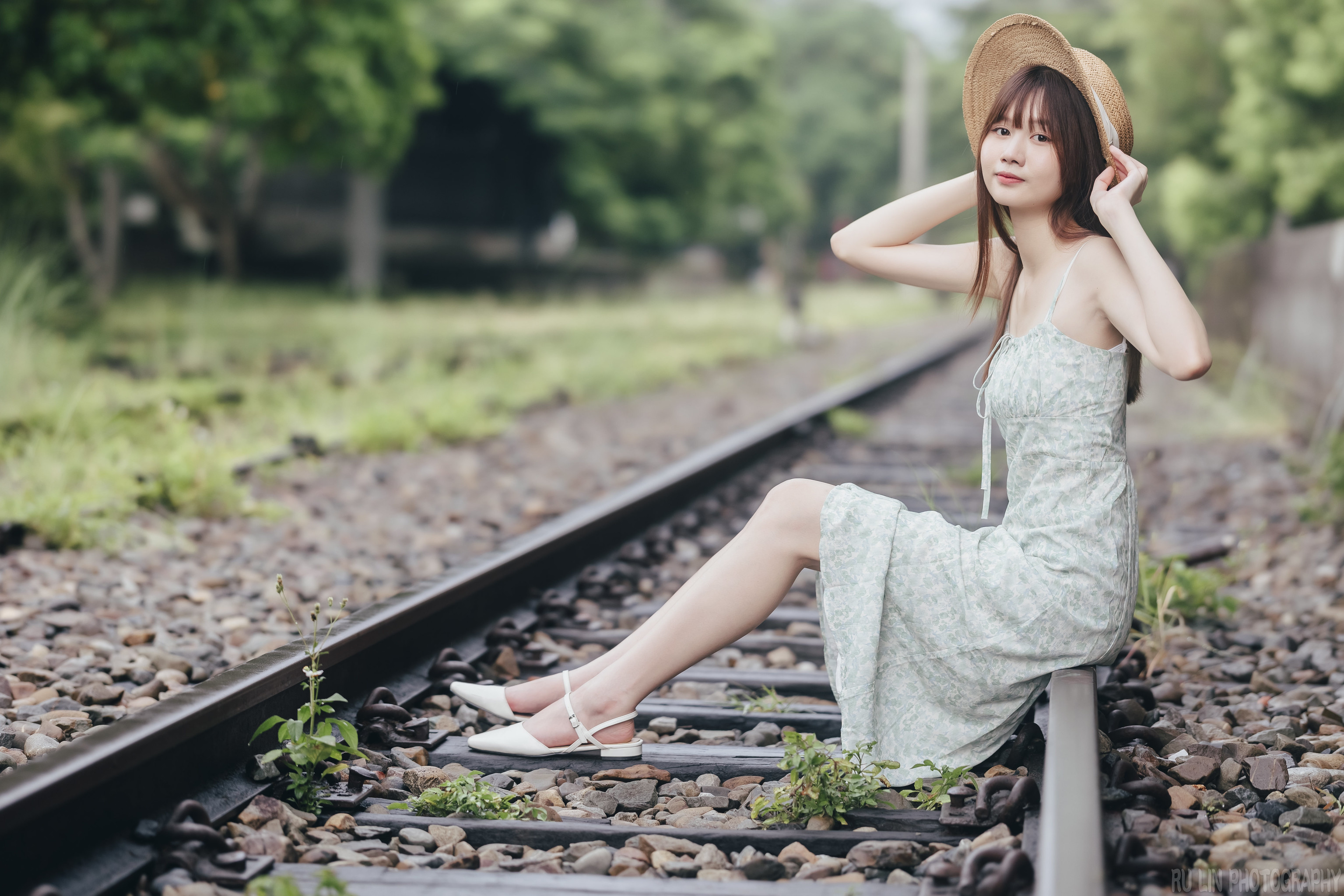 Ru Lin Women Asian Hat Dress Railway 3071x2048