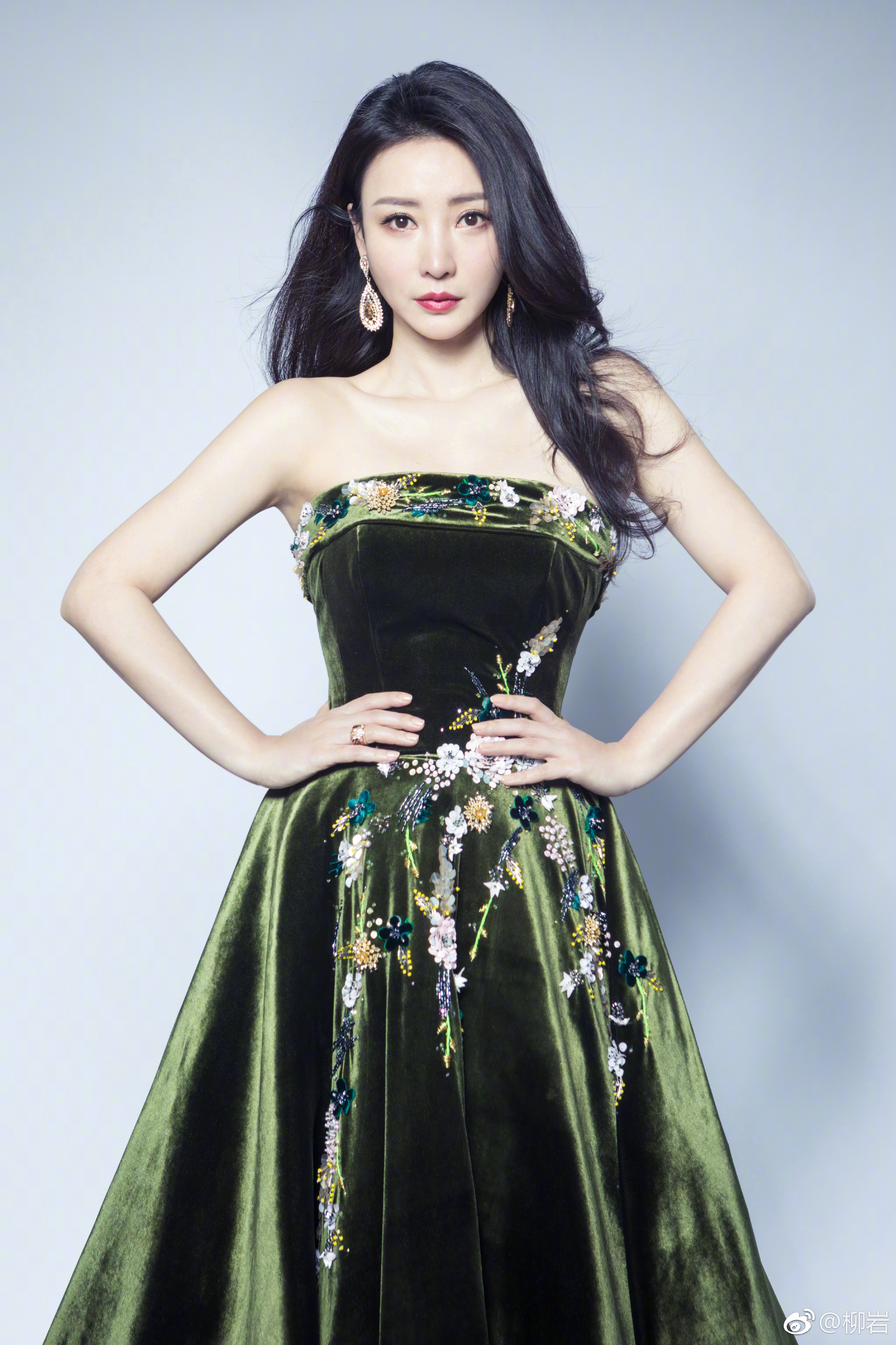 Liuyan Chinese Green Dress Looking At Viewer Black Hair Red Lipstick Women Model Brunette Hands On H 3344x5017