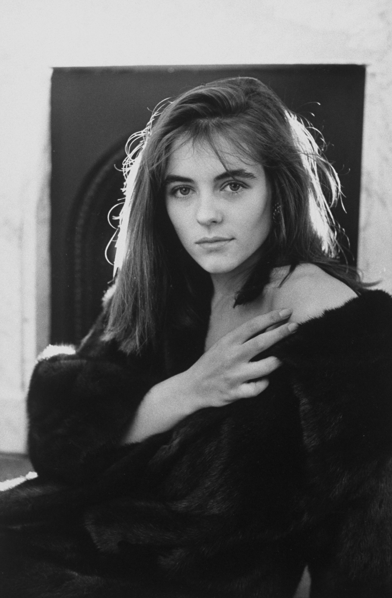 Elizabeth Hurley Monochrome Fur Coats Bare Shoulders Women Film Grain Actress 1342x2048